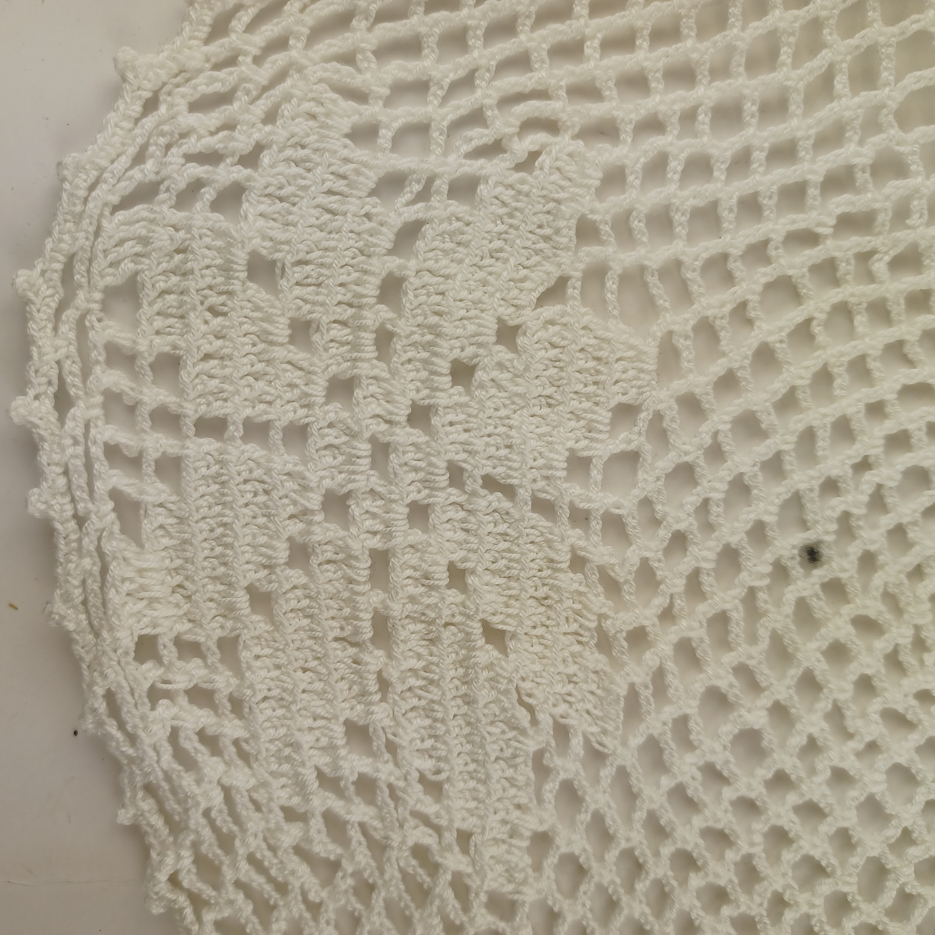 Voir photo 4 de Napperon brodé de coton blanc de 78 cm de diamètre Napperon brodé de coton blanc de 78 cm de diamètre Très bon état reconditionné photo 4