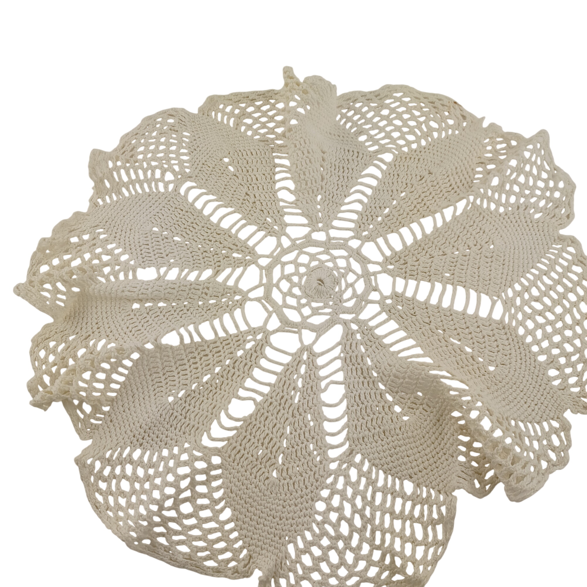 Acheter Napperon brodé main de 39cm de diamètre Très bon état - 10,00 € Napperon brodé main de 39cm de diamètre Très bon état reconditionné disponible sur Label Emmaüs