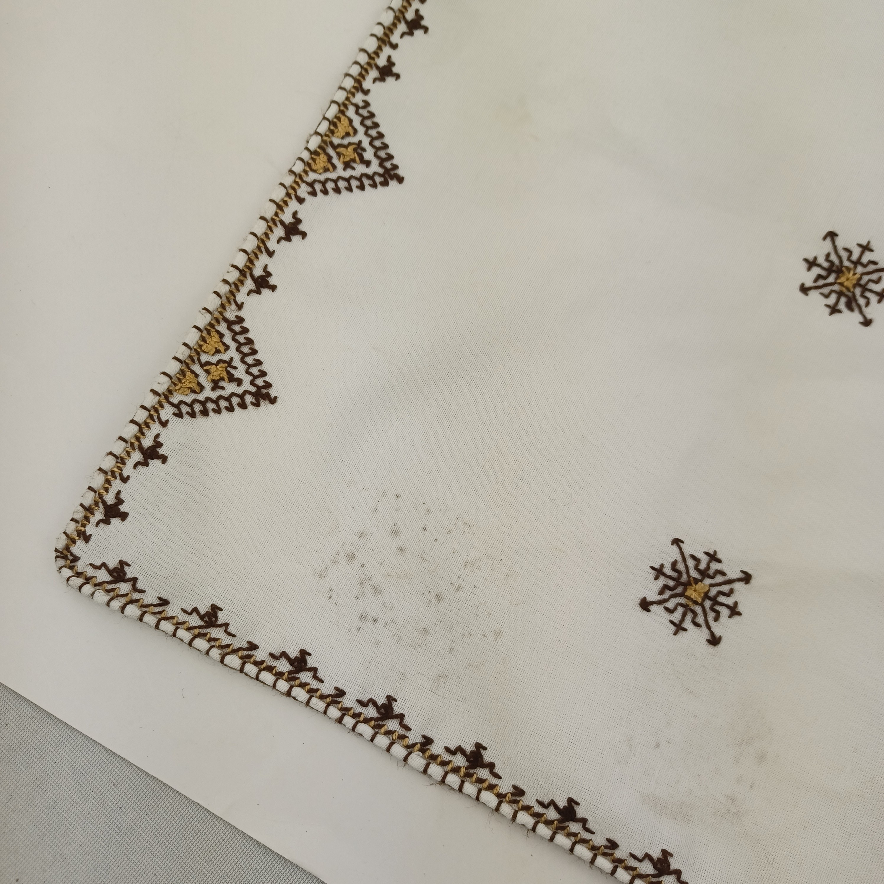 Voir photo 3 de Napperon de coton brodé de 35x55cm blanc à motifs marrons et dorés Napperon de coton brodé de 35x55cm blanc à motifs marrons et dorés Très bon état reconditionné photo 3
