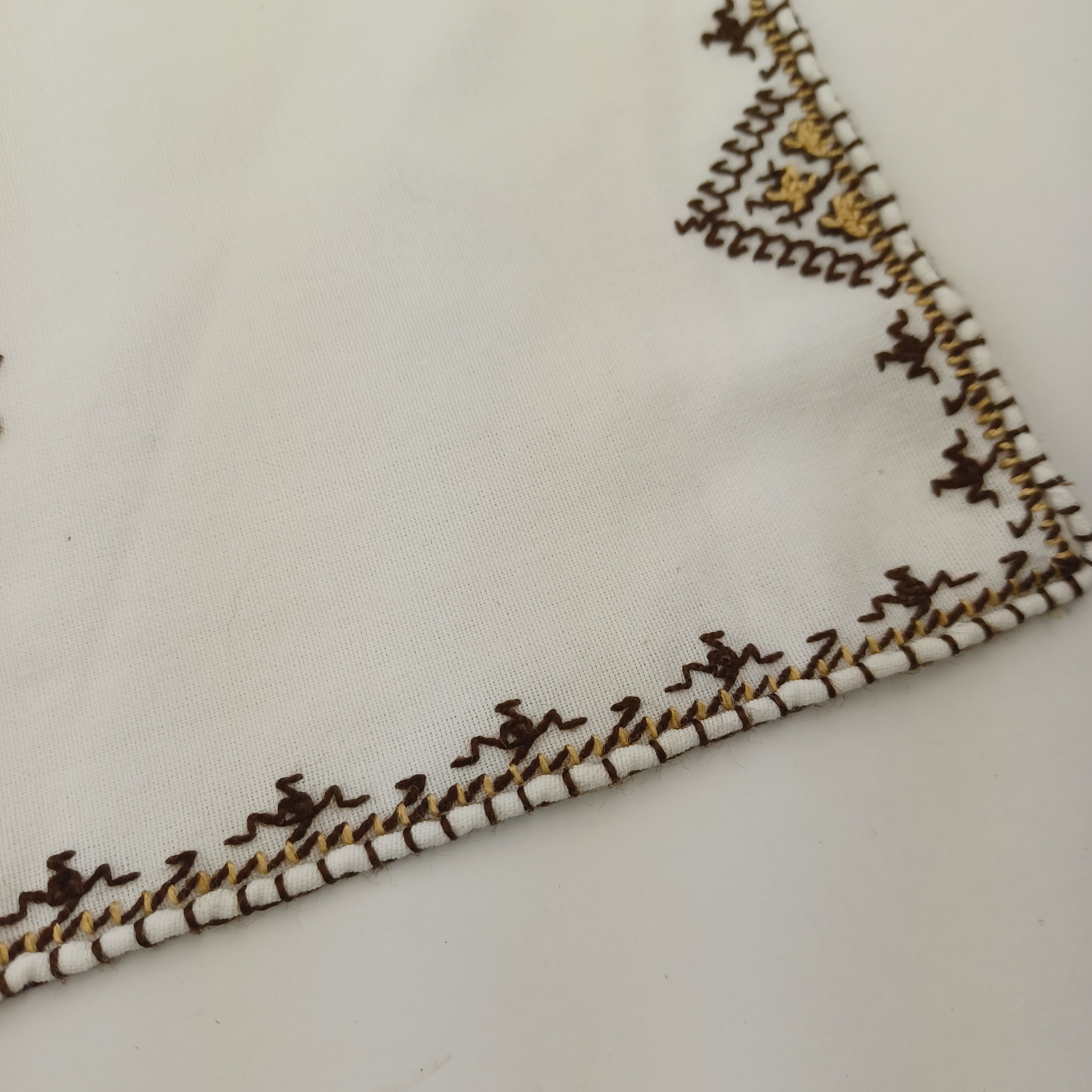 Voir photo 4 de Napperon de coton brodé de 35x55cm blanc à motifs marrons et dorés Napperon de coton brodé de 35x55cm blanc à motifs marrons et dorés Très bon état reconditionné photo 4