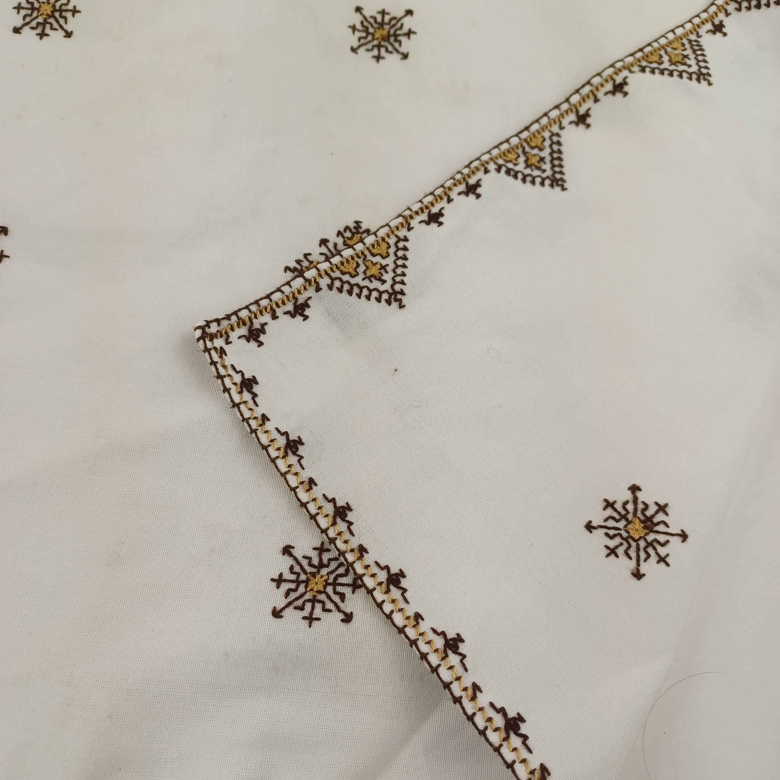 Voir photo 5 de Napperon de coton brodé de 35x55cm blanc à motifs marrons et dorés Napperon de coton brodé de 35x55cm blanc à motifs marrons et dorés Très bon état reconditionné photo 5