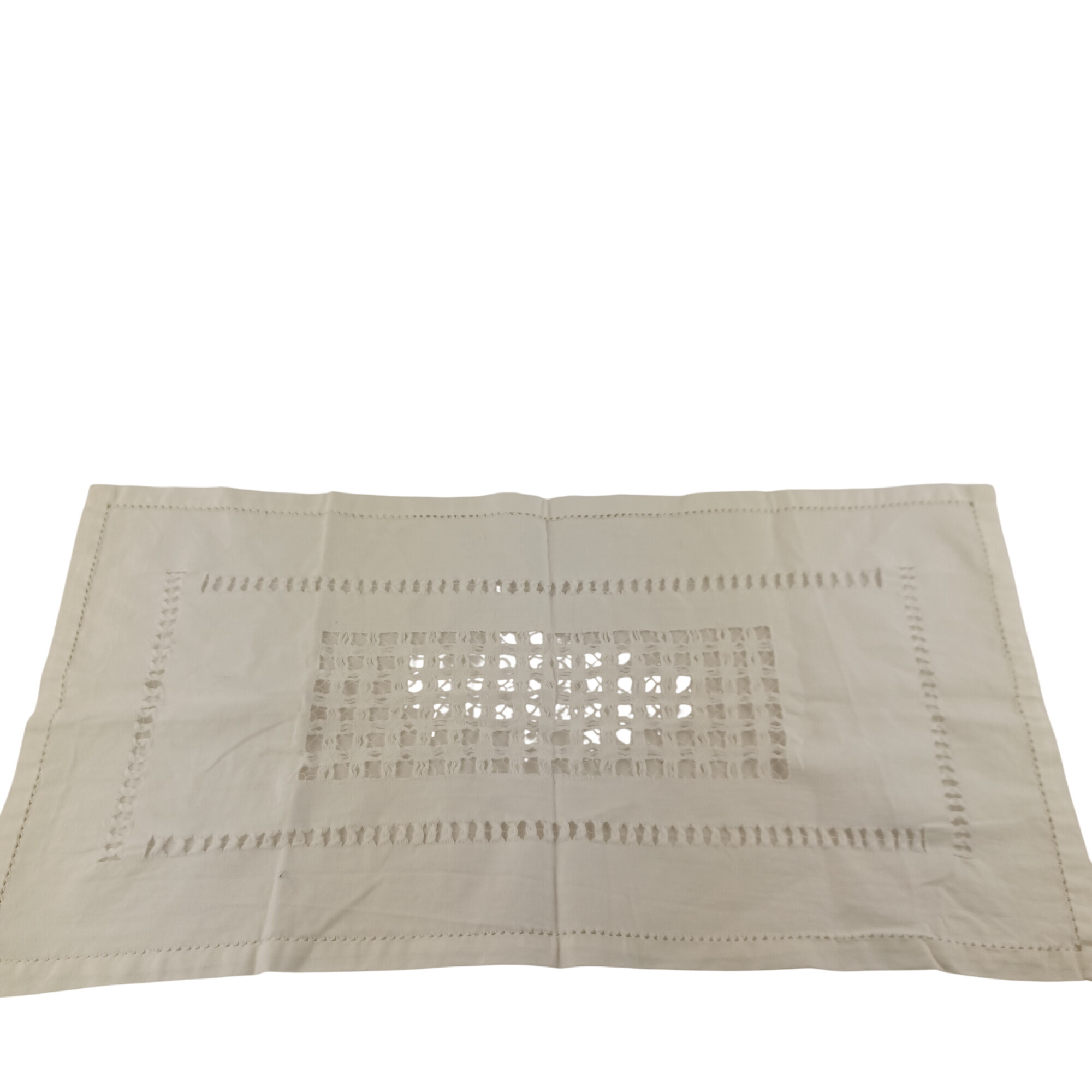 Acheter Napperon de lin ajouré de 60x30 cm - 10,00 € Napperon de lin ajouré de 60x30 cm reconditionné disponible sur Label Emmaüs