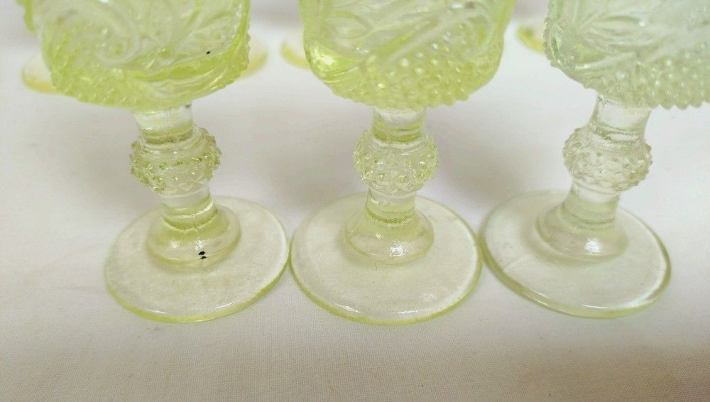 Voir photo 10 de Neuf verres à liqueur en verre ouraline, deux formes différentes, Art-Déco. Neuf verres à liqueur en verre ouraline, deux formes différentes, Art-Déco. Bon état reconditionné photo 10