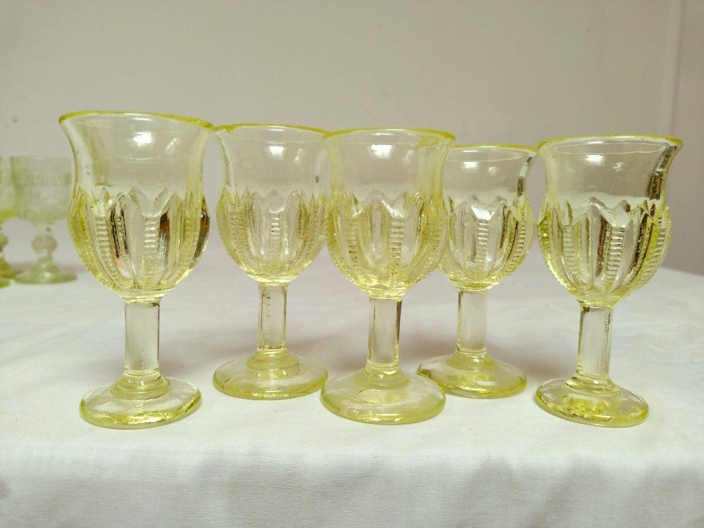 Voir photo 12 de Neuf verres à liqueur en verre ouraline, deux formes différentes, Art-Déco. Neuf verres à liqueur en verre ouraline, deux formes différentes, Art-Déco. Bon état reconditionné photo 12