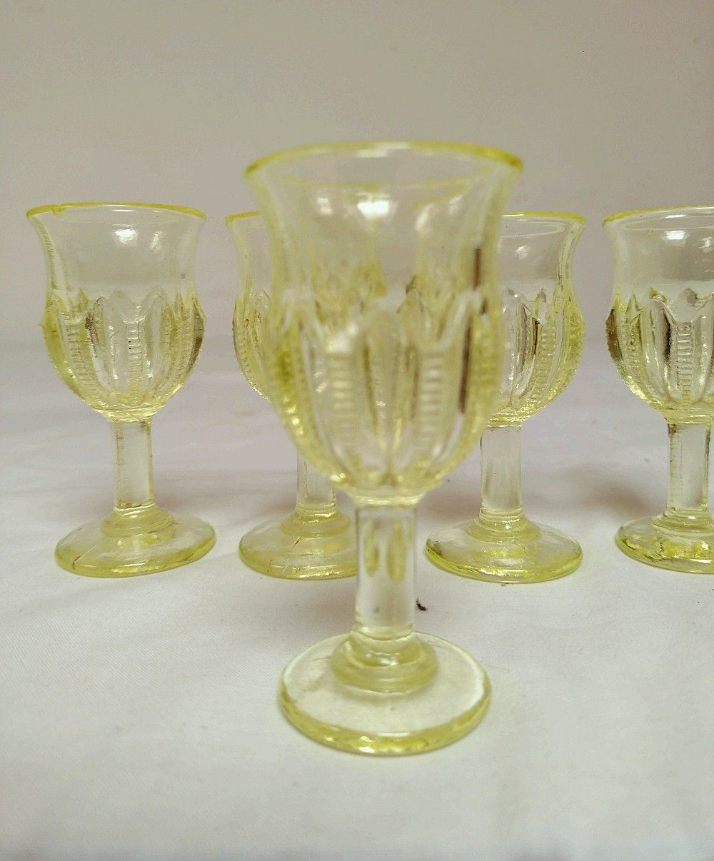 Voir photo 13 de Neuf verres à liqueur en verre ouraline, deux formes différentes, Art-Déco. Neuf verres à liqueur en verre ouraline, deux formes différentes, Art-Déco. Bon état reconditionné photo 13