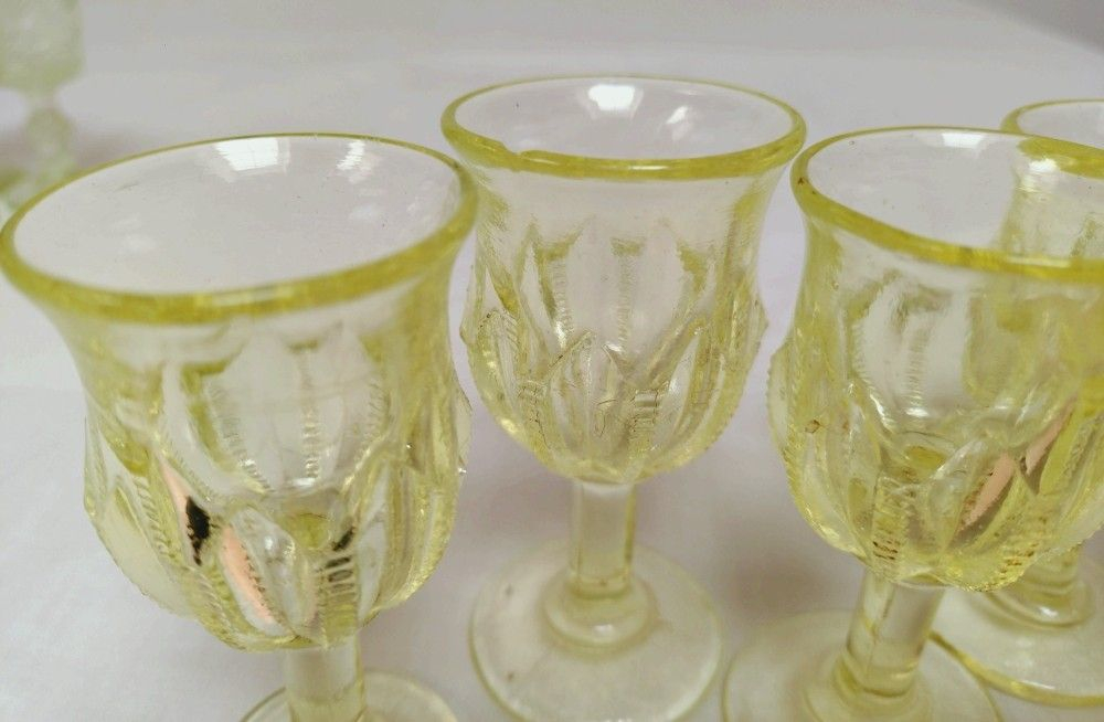 Voir photo 14 de Neuf verres à liqueur en verre ouraline, deux formes différentes, Art-Déco. Neuf verres à liqueur en verre ouraline, deux formes différentes, Art-Déco. Bon état reconditionné photo 14