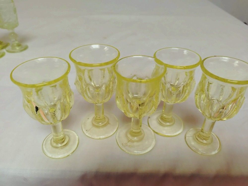 Voir photo 15 de Neuf verres à liqueur en verre ouraline, deux formes différentes, Art-Déco. Neuf verres à liqueur en verre ouraline, deux formes différentes, Art-Déco. Bon état reconditionné photo 15