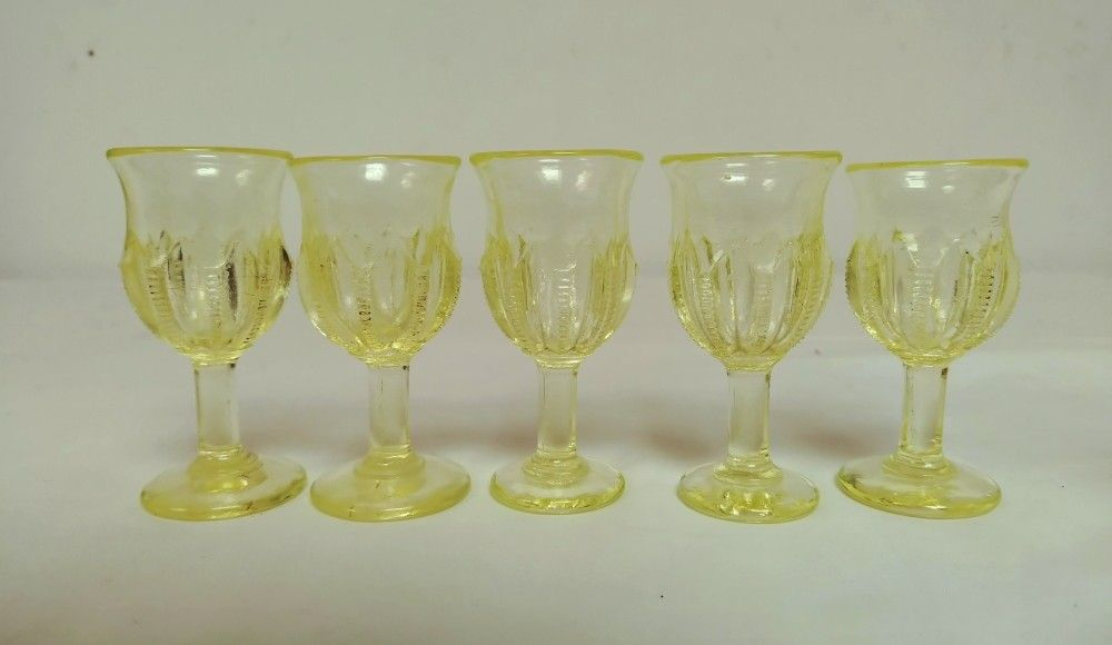 Voir photo 16 de Neuf verres à liqueur en verre ouraline, deux formes différentes, Art-Déco. Neuf verres à liqueur en verre ouraline, deux formes différentes, Art-Déco. Bon état reconditionné photo 16