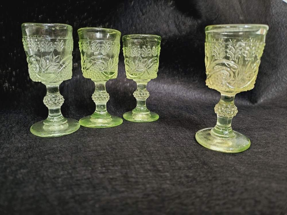 Voir photo 17 de Neuf verres à liqueur en verre ouraline, deux formes différentes, Art-Déco. Neuf verres à liqueur en verre ouraline, deux formes différentes, Art-Déco. Bon état reconditionné photo 17