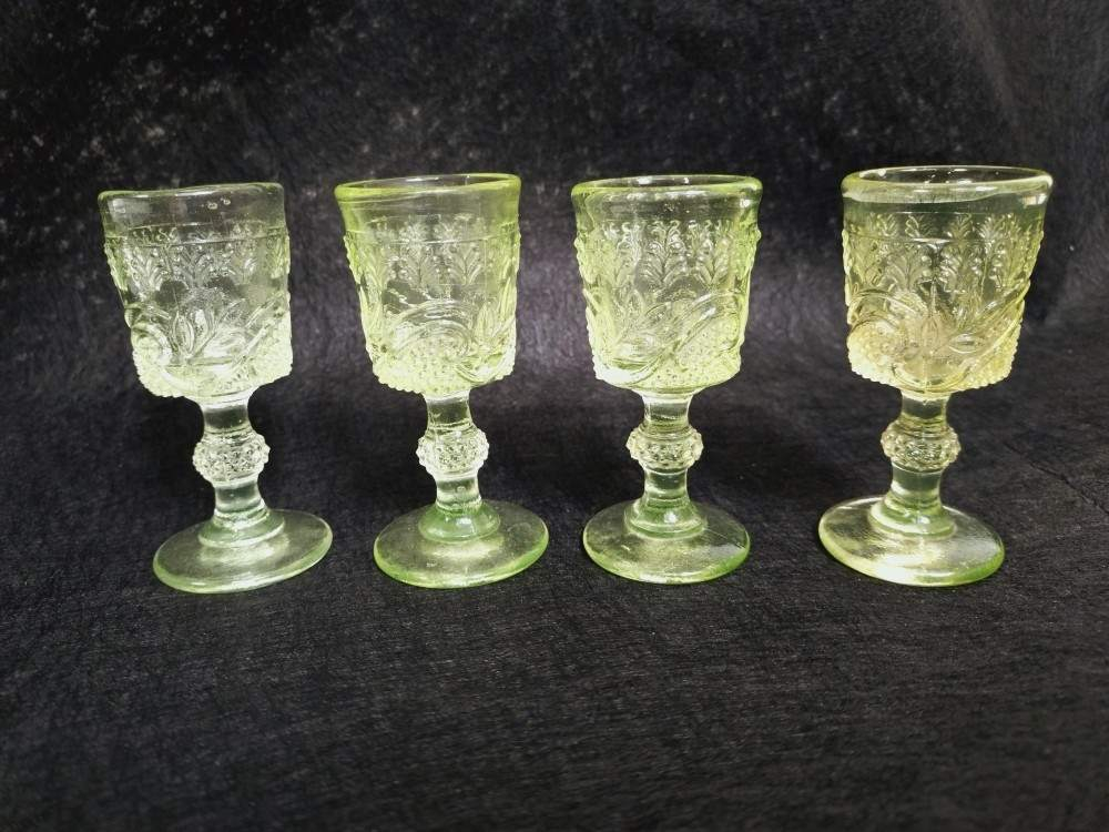Voir photo 18 de Neuf verres à liqueur en verre ouraline, deux formes différentes, Art-Déco. Neuf verres à liqueur en verre ouraline, deux formes différentes, Art-Déco. Bon état reconditionné photo 18
