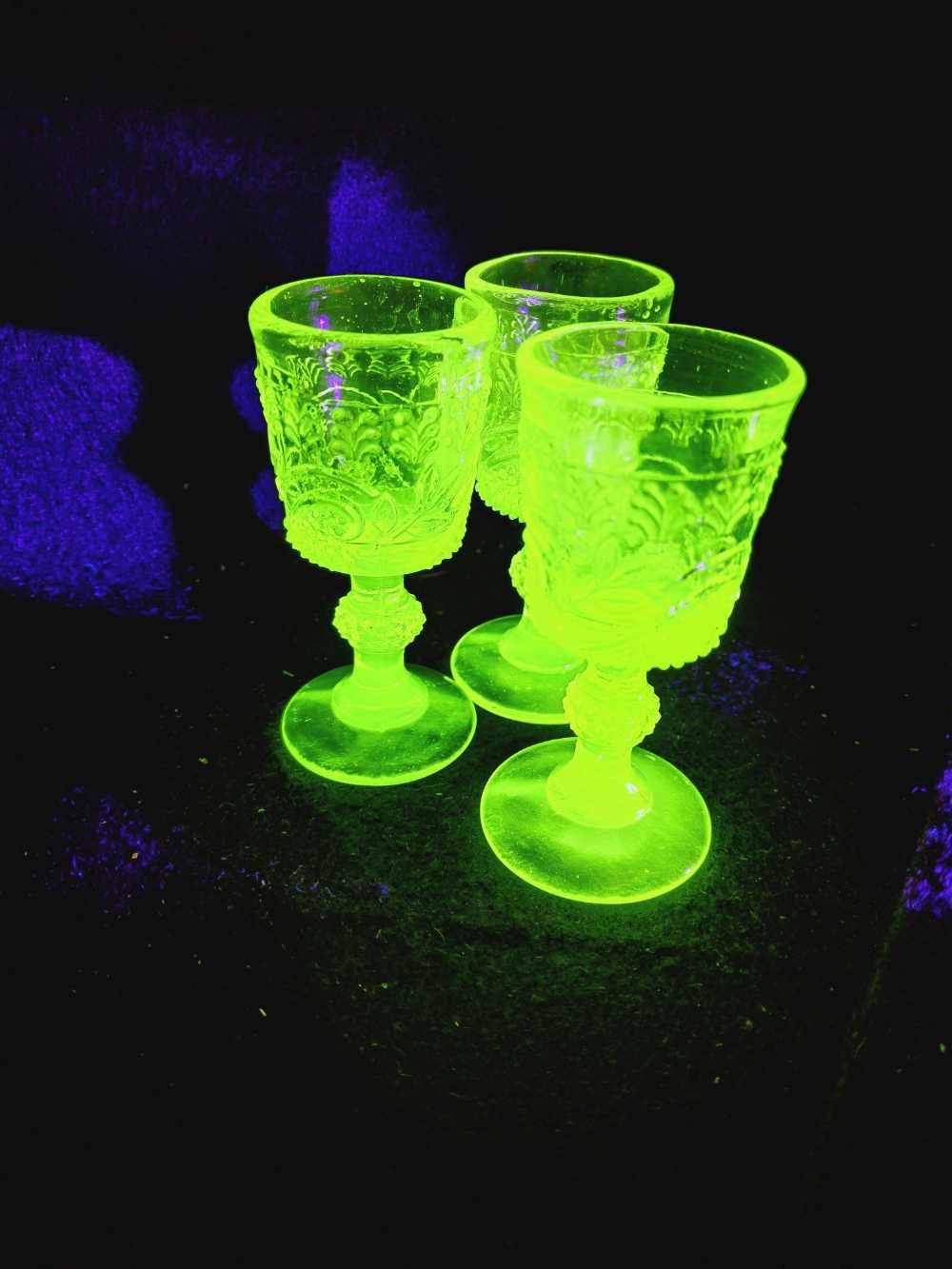 Voir photo 2 de Neuf verres à liqueur en verre ouraline, deux formes différentes, Art-Déco. Neuf verres à liqueur en verre ouraline, deux formes différentes, Art-Déco. Bon état reconditionné photo 2