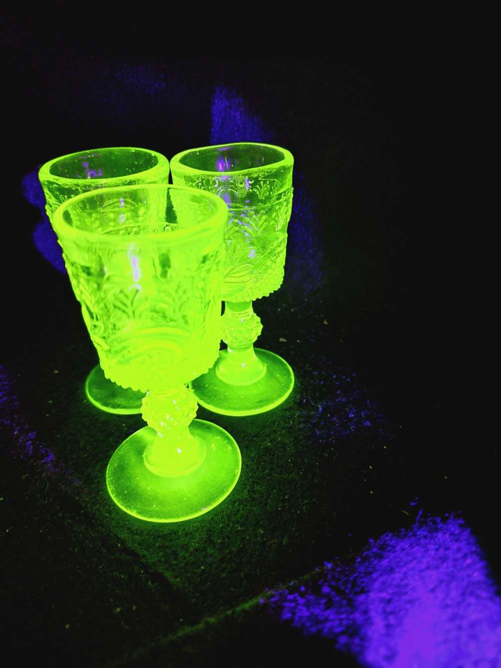 Voir photo 3 de Neuf verres à liqueur en verre ouraline, deux formes différentes, Art-Déco. Neuf verres à liqueur en verre ouraline, deux formes différentes, Art-Déco. Bon état reconditionné photo 3