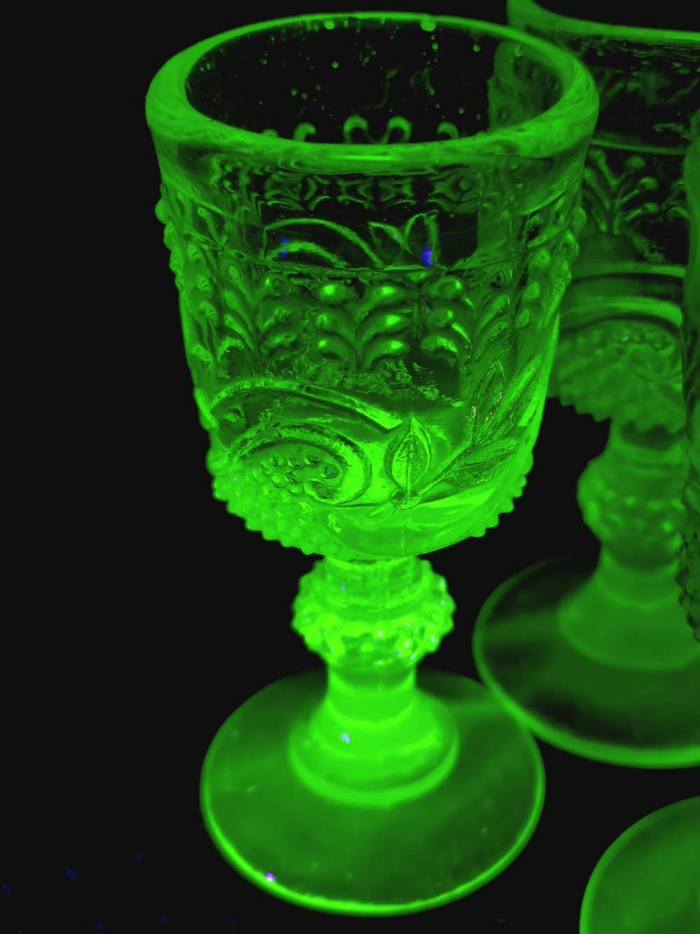 Voir photo 4 de Neuf verres à liqueur en verre ouraline, deux formes différentes, Art-Déco. Neuf verres à liqueur en verre ouraline, deux formes différentes, Art-Déco. Bon état reconditionné photo 4