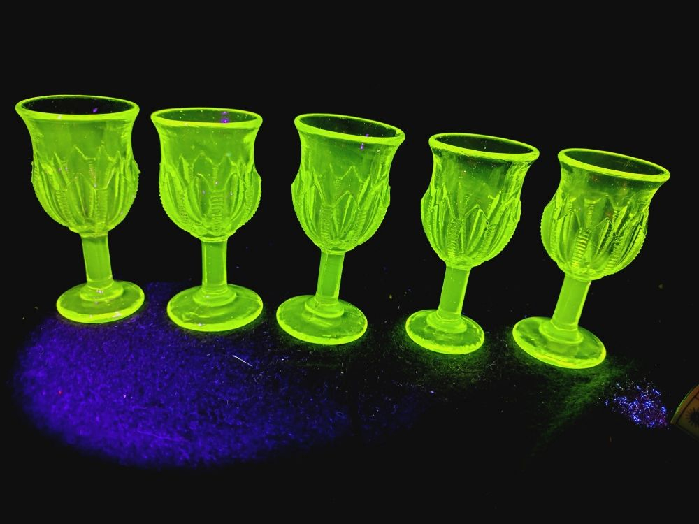 Voir photo 5 de Neuf verres à liqueur en verre ouraline, deux formes différentes, Art-Déco. Neuf verres à liqueur en verre ouraline, deux formes différentes, Art-Déco. Bon état reconditionné photo 5
