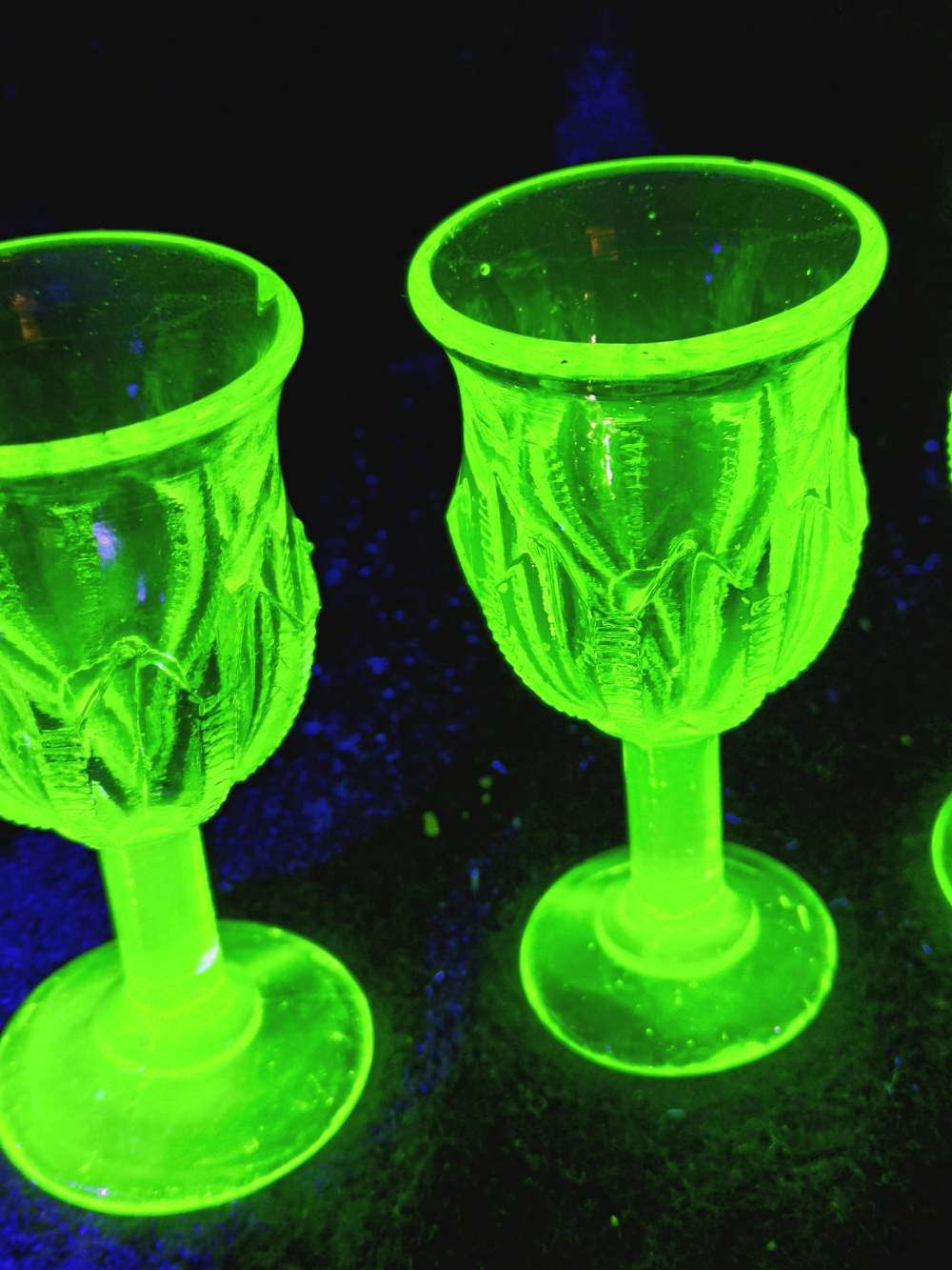 Voir photo 6 de Neuf verres à liqueur en verre ouraline, deux formes différentes, Art-Déco. Neuf verres à liqueur en verre ouraline, deux formes différentes, Art-Déco. Bon état reconditionné photo 6