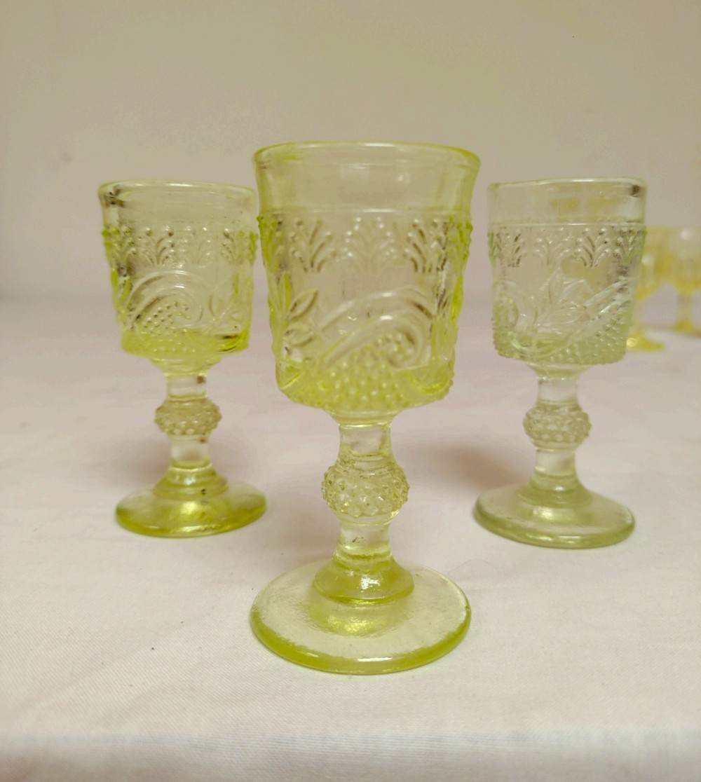 Voir photo 7 de Neuf verres à liqueur en verre ouraline, deux formes différentes, Art-Déco. Neuf verres à liqueur en verre ouraline, deux formes différentes, Art-Déco. Bon état reconditionné photo 7