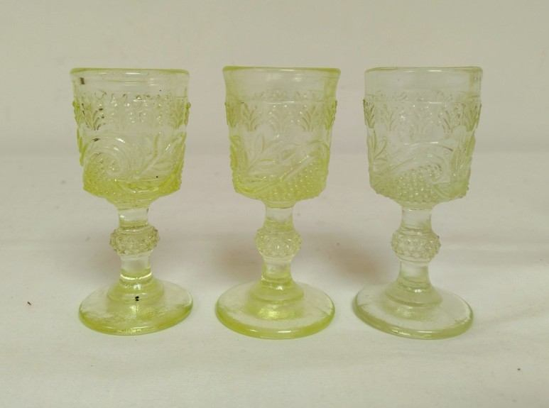 Voir photo 8 de Neuf verres à liqueur en verre ouraline, deux formes différentes, Art-Déco. Neuf verres à liqueur en verre ouraline, deux formes différentes, Art-Déco. Bon état reconditionné photo 8