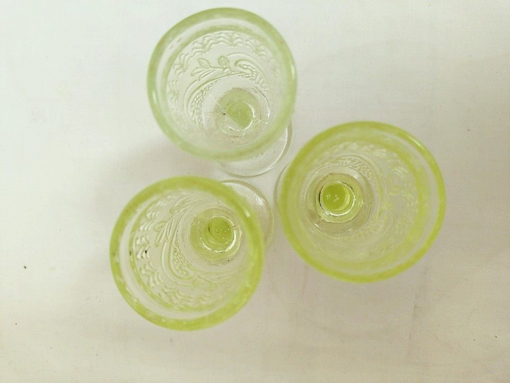 Voir photo 9 de Neuf verres à liqueur en verre ouraline, deux formes différentes, Art-Déco. Neuf verres à liqueur en verre ouraline, deux formes différentes, Art-Déco. Bon état reconditionné photo 9