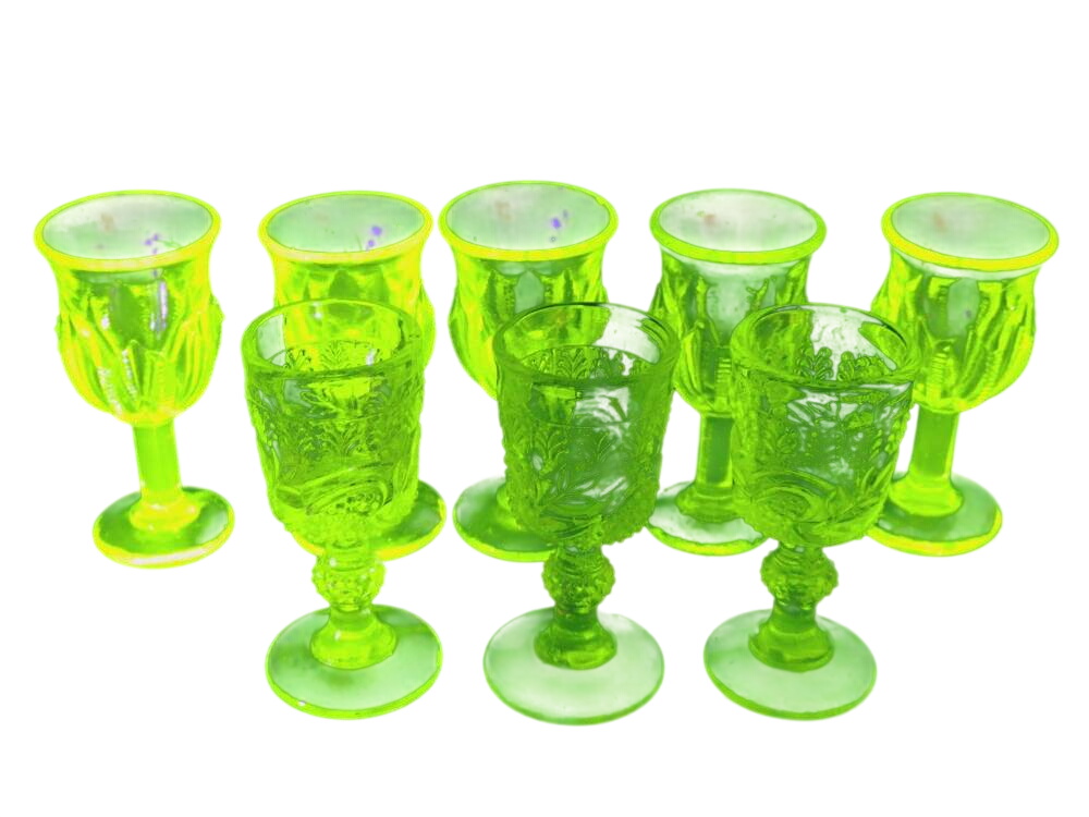 Neuf verres à liqueur en verre ouraline, deux formes différentes, Art-Déco. Bon état - 45,00 € Neuf verres à liqueur en verre ouraline, deux formes différentes, Art-Déco. Bon état reconditionné disponible sur Label Emmaüs
