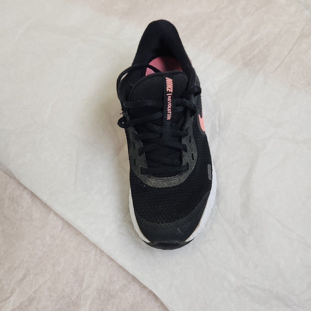 Voir photo 2 de Nike – baskets noir en toile – pointure 35 Nike – baskets noir en toile – pointure 35 Bon état reconditionné photo 2
