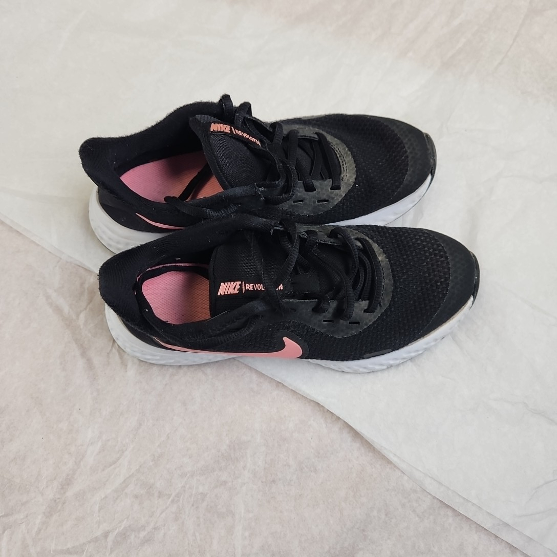 Voir photo 3 de Nike – baskets noir en toile – pointure 35 Nike – baskets noir en toile – pointure 35 Bon état reconditionné photo 3