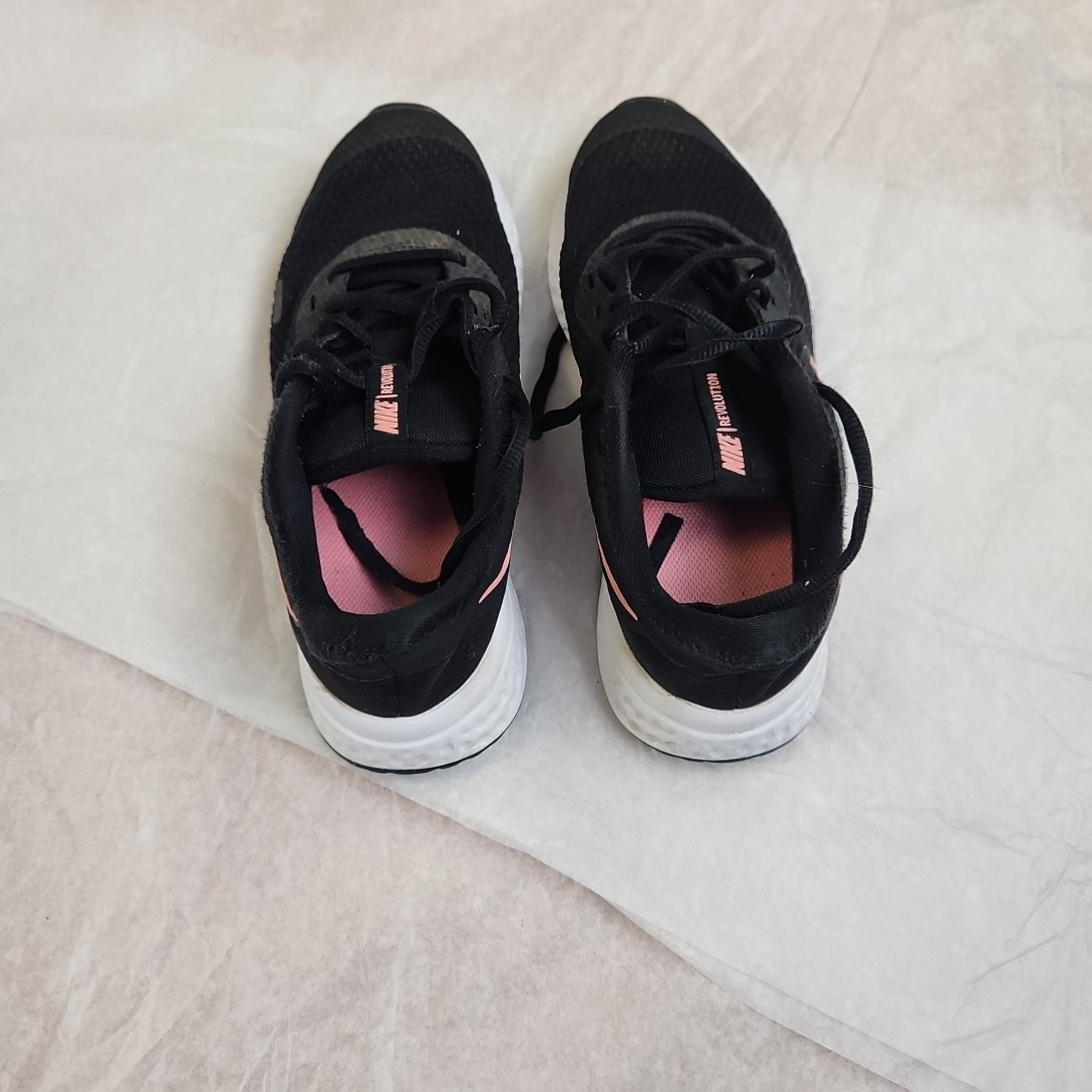 Voir photo 4 de Nike – baskets noir en toile – pointure 35 Nike – baskets noir en toile – pointure 35 Bon état reconditionné photo 4