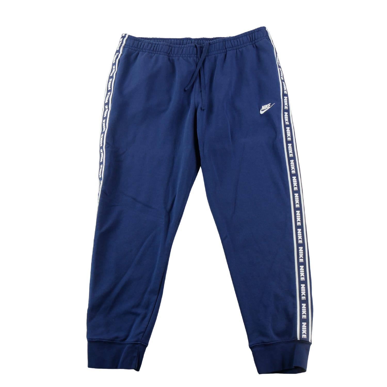 Nike Jogging Club Fleece Graphic Bande Futura Coupe fuselée Fleece brossé Homme Taille 2XL Très bon état Nike reconditionné disponible sur Sporteed