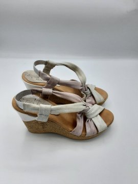 Acheter Nu-pieds compensés - 16,00 € Nu-pieds compensés reconditionné disponible sur Claquettes Market