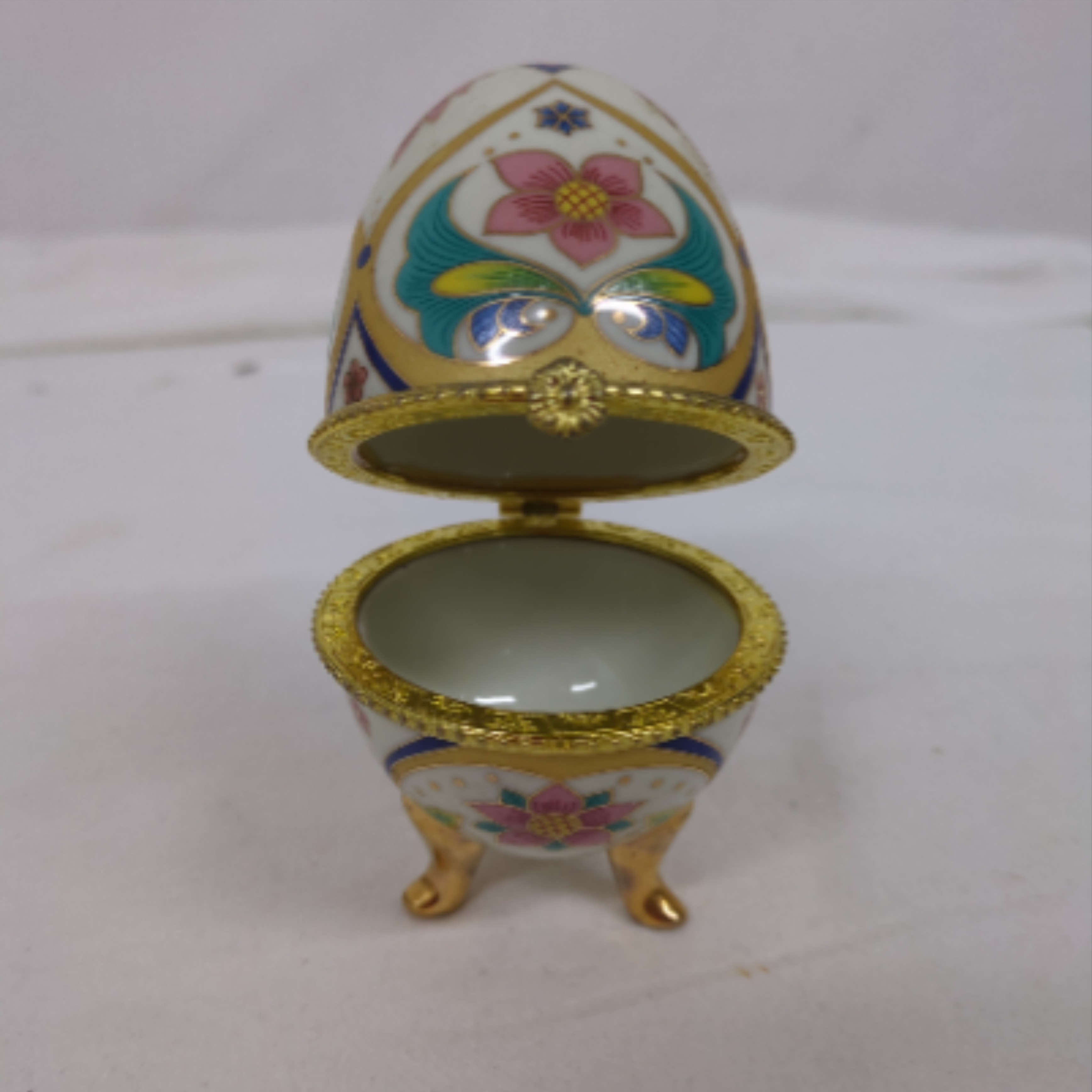 Voir photo 2 de Oeuf en porcelaine style Fabergé Oeuf en porcelaine style Fabergé Bon état reconditionné photo 2