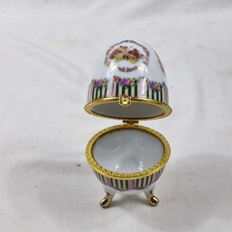 Voir photo 4 de Oeuf en Porcelaine sur pieds Style Fabergé Oeuf en Porcelaine sur pieds Style Fabergé Bon état reconditionné photo 4