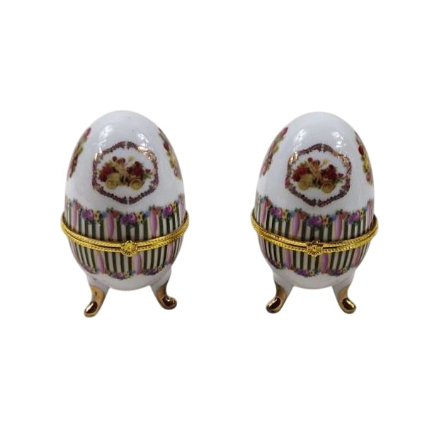 Oeuf en Porcelaine sur pieds Style Fabergé Bon état - 23,00 € Oeuf en Porcelaine sur pieds Style Fabergé Bon état reconditionné disponible sur Label Emmaüs