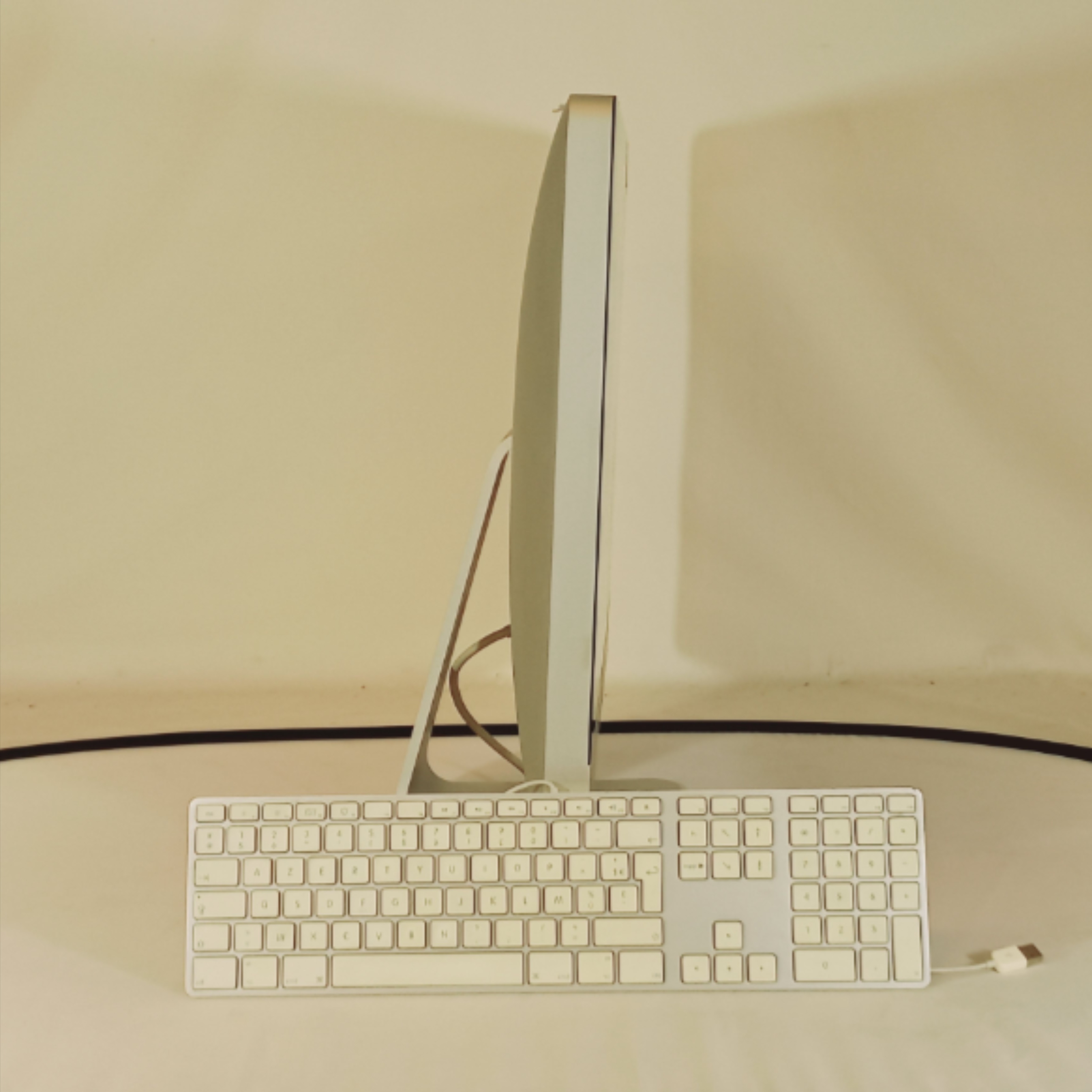 Voir photo 2 de Ordinateur APPLE et son clavier / RAM 8 go L. MINT 21/ disque dur 1 To | Dero Ordinateur APPLE et son clavier / RAM 8 go L. MINT 21/ disque dur 1 To Très bon état reconditionné photo 2 | Dero