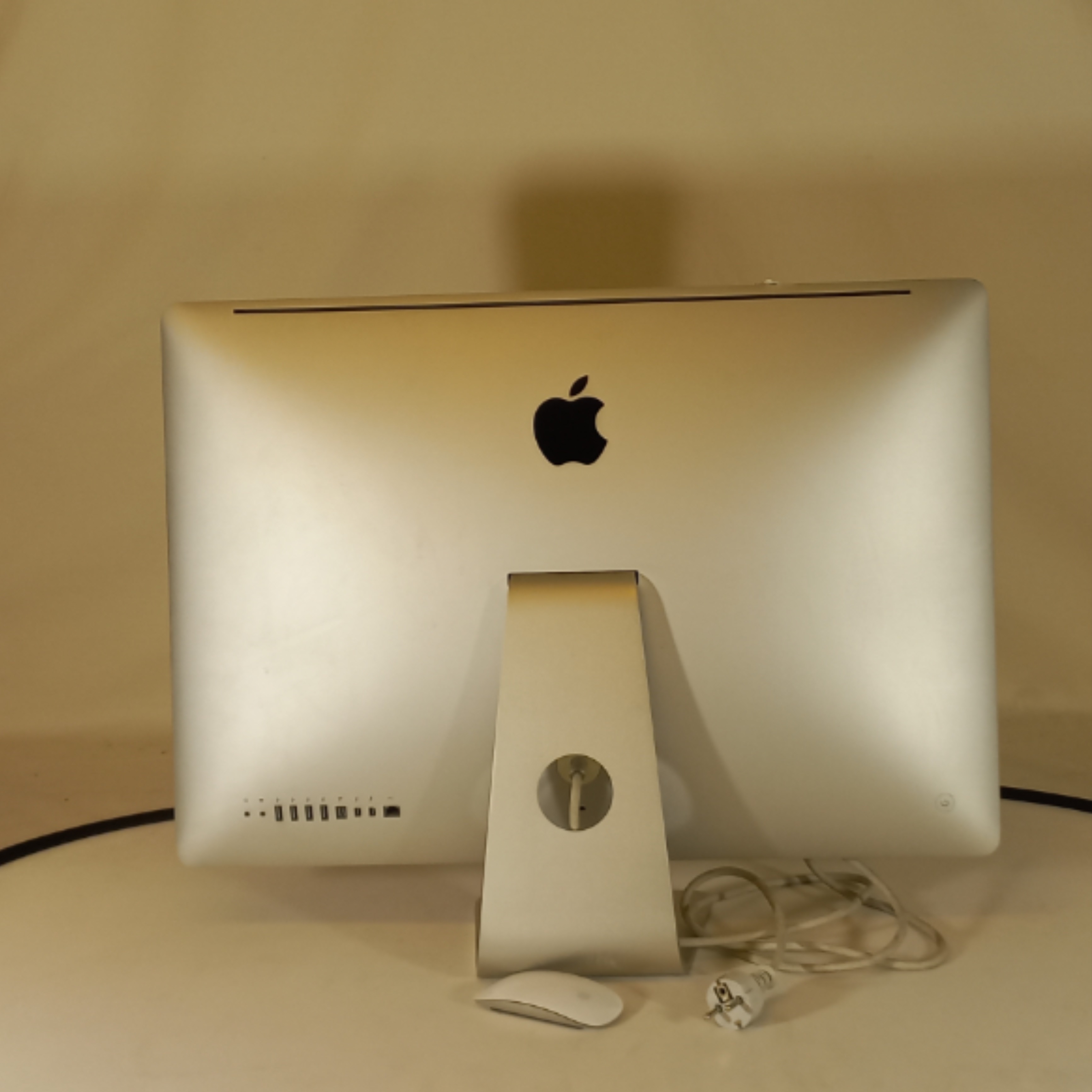 Voir photo 2 de Ordinateur APPLE processor I 5 radéon pro 570 RAM 8 go avec une souris sans fil stockage disque et flash DDR 4 Ordinateur APPLE processor I 5 radéon pro 570 RAM 8 go avec une souris sans fil stockage disque et flash DDR 4 Très bon état reconditionné photo 2