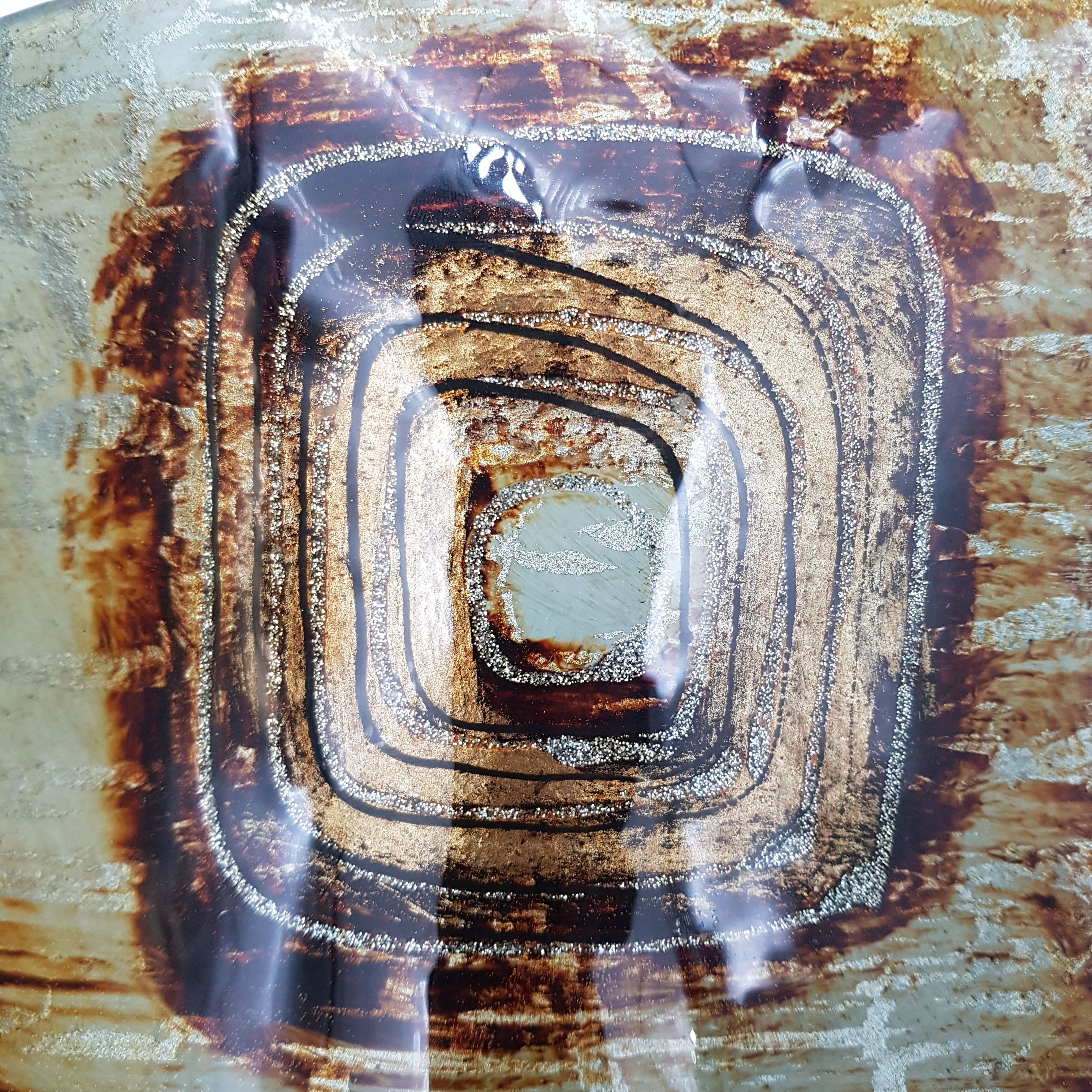 Voir photo 4 de Original et grand plat en verre artisanal - forme ondulée à décor abstrait Original et grand plat en verre artisanal - forme ondulée à décor abstrait reconditionné photo 4