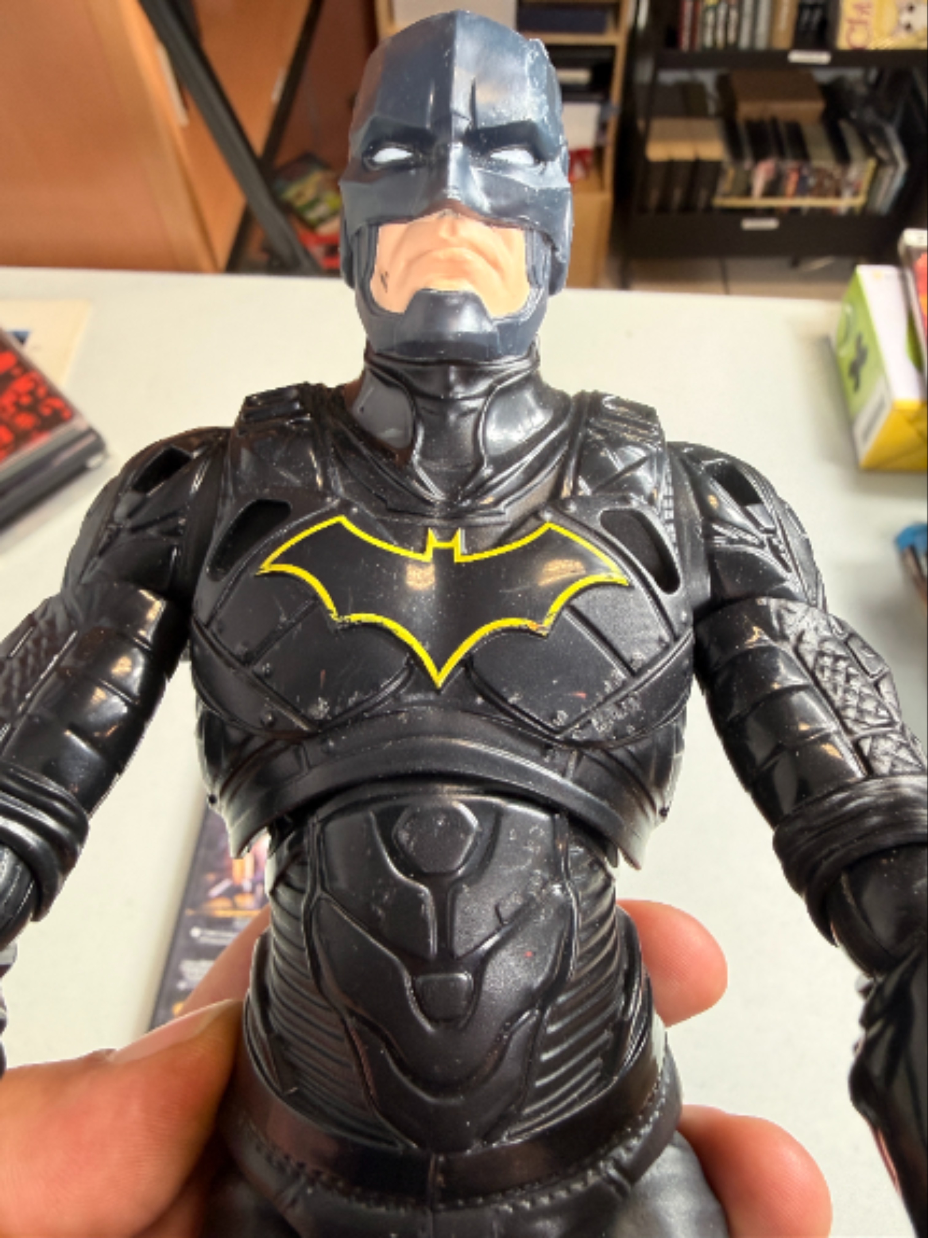 Voir photo 2 de Pack chauve souris : Figurine Batman + BD + dvd en cadeau Pack chauve souris : Figurine Batman + BD + dvd en cadeau Bon état reconditionné photo 2