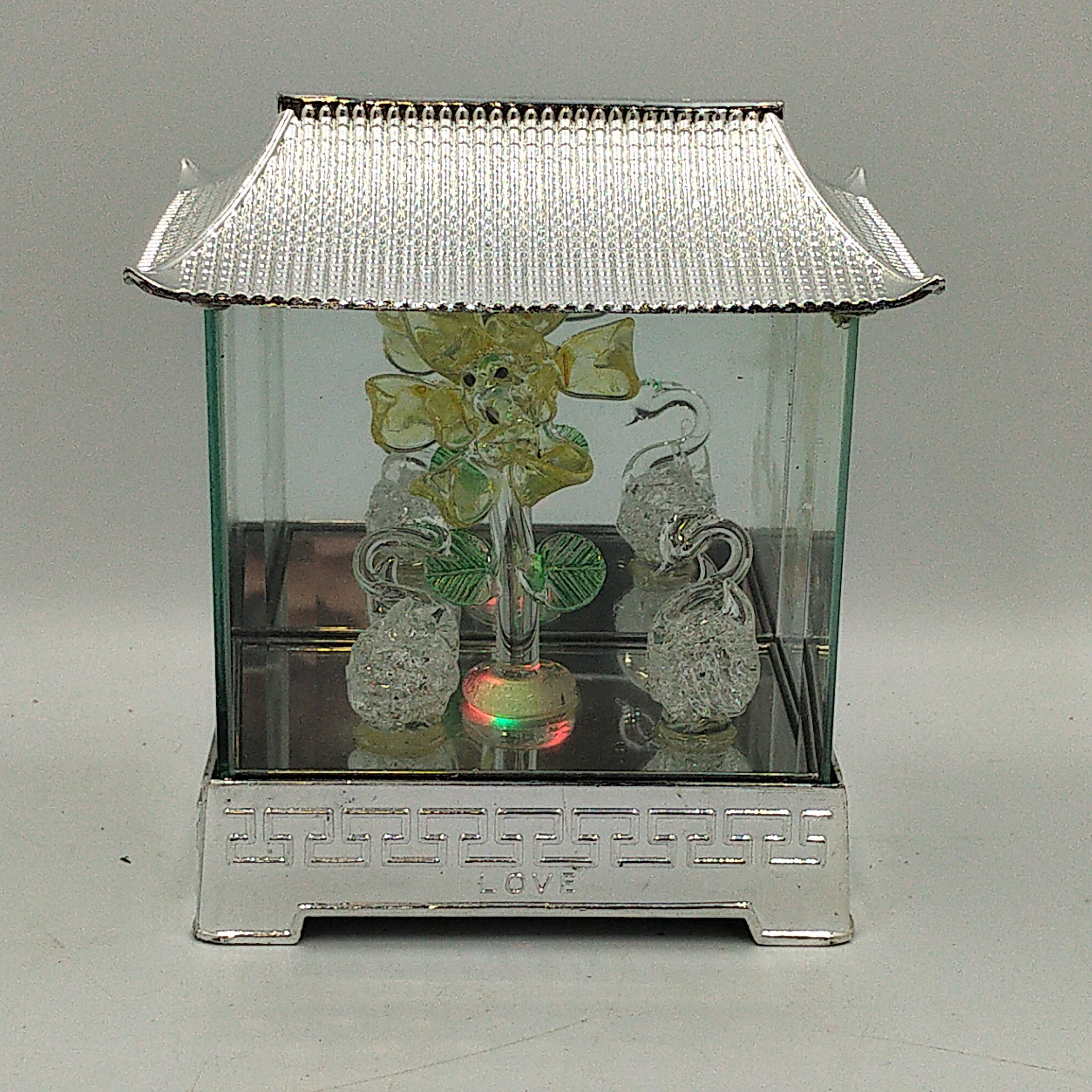 Voir photo 2 de Pagode décorative, lumineuse et musicale dans vitrine 3D, Love ‘’Fixin Crystal’’ – 15 cm. Pagode décorative, lumineuse et musicale dans vitrine 3D, Love ‘’Fixin Crystal’’ – 15 cm. Bon état reconditionné photo 2