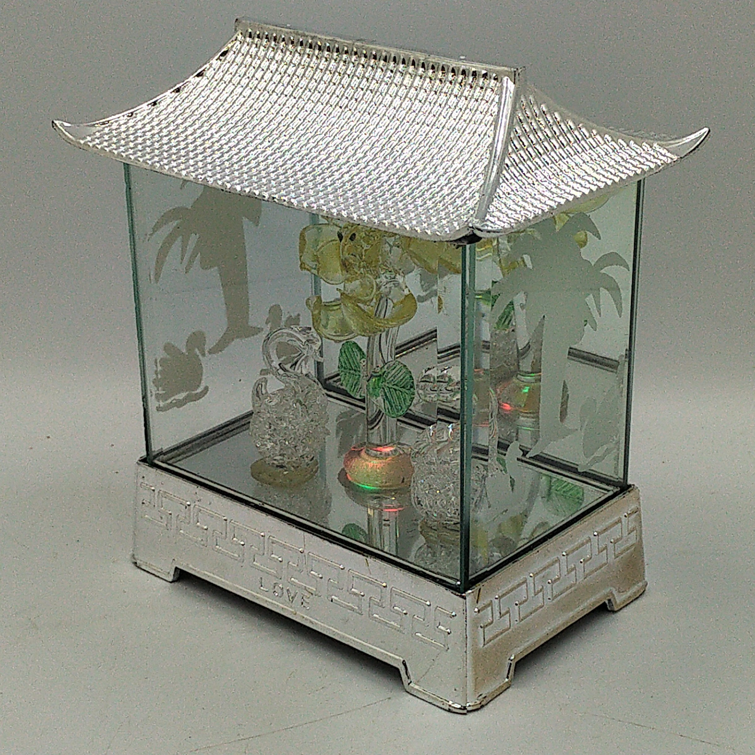 Voir photo 3 de Pagode décorative, lumineuse et musicale dans vitrine 3D, Love ‘’Fixin Crystal’’ – 15 cm. Pagode décorative, lumineuse et musicale dans vitrine 3D, Love ‘’Fixin Crystal’’ – 15 cm. Bon état reconditionné photo 3