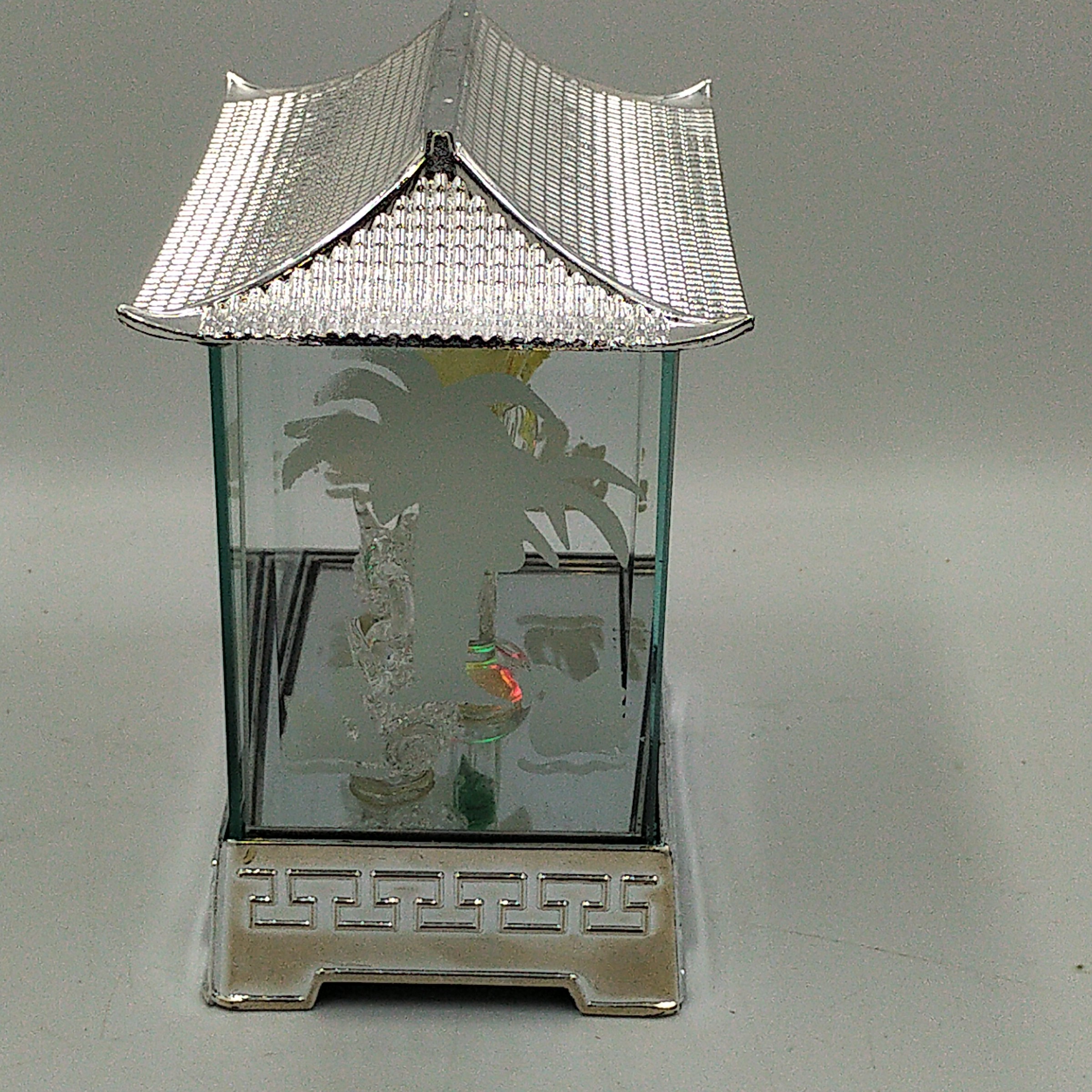 Voir photo 4 de Pagode décorative, lumineuse et musicale dans vitrine 3D, Love ‘’Fixin Crystal’’ – 15 cm. Pagode décorative, lumineuse et musicale dans vitrine 3D, Love ‘’Fixin Crystal’’ – 15 cm. Bon état reconditionné photo 4