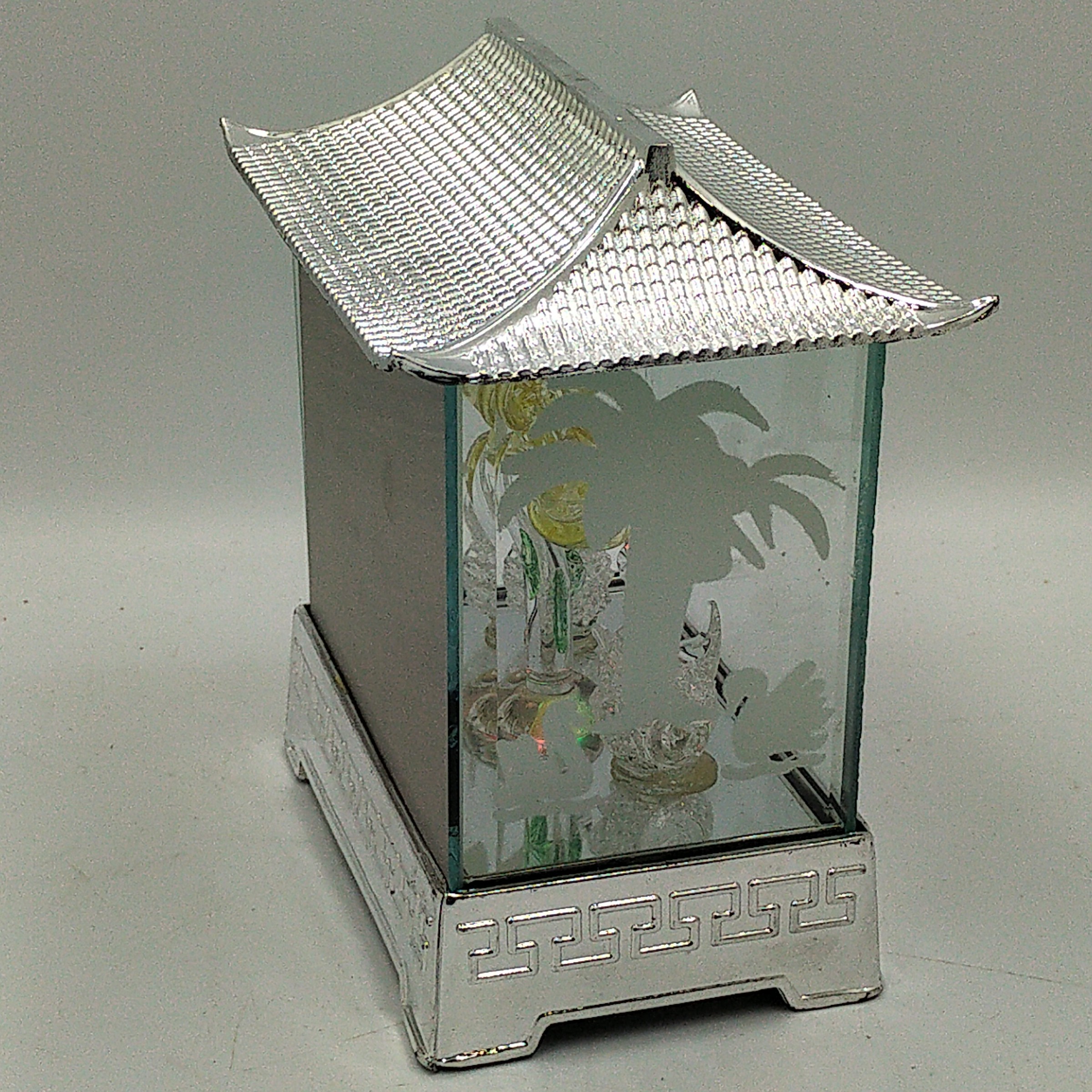 Voir photo 5 de Pagode décorative, lumineuse et musicale dans vitrine 3D, Love ‘’Fixin Crystal’’ – 15 cm. Pagode décorative, lumineuse et musicale dans vitrine 3D, Love ‘’Fixin Crystal’’ – 15 cm. Bon état reconditionné photo 5