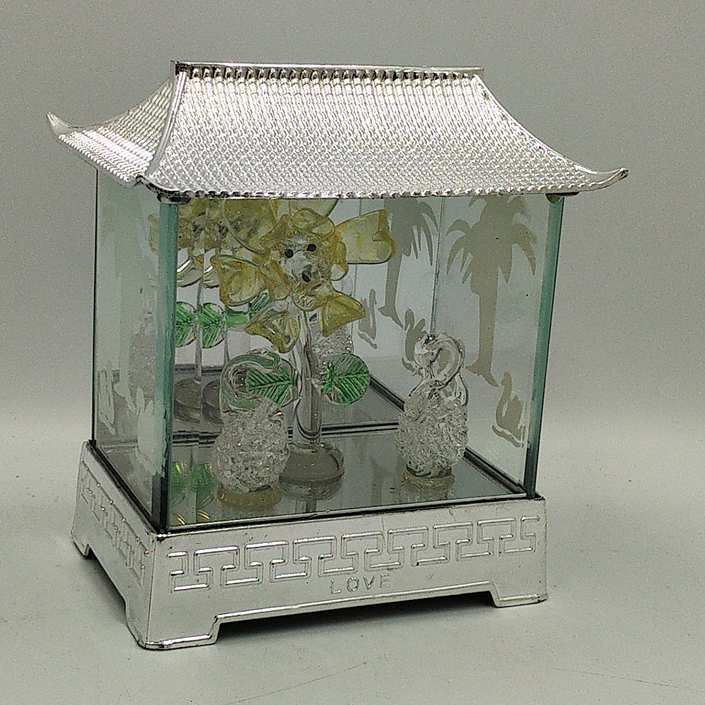 Pagode décorative, lumineuse et musicale dans vitrine 3D, Love ‘’Fixin Crystal’’ – 15 cm. Bon état - 12,00 € Pagode décorative, lumineuse et musicale dans vitrine 3D, Love ‘’Fixin Crystal’’ – 15 cm. Bon état reconditionné disponible sur Label Emmaüs