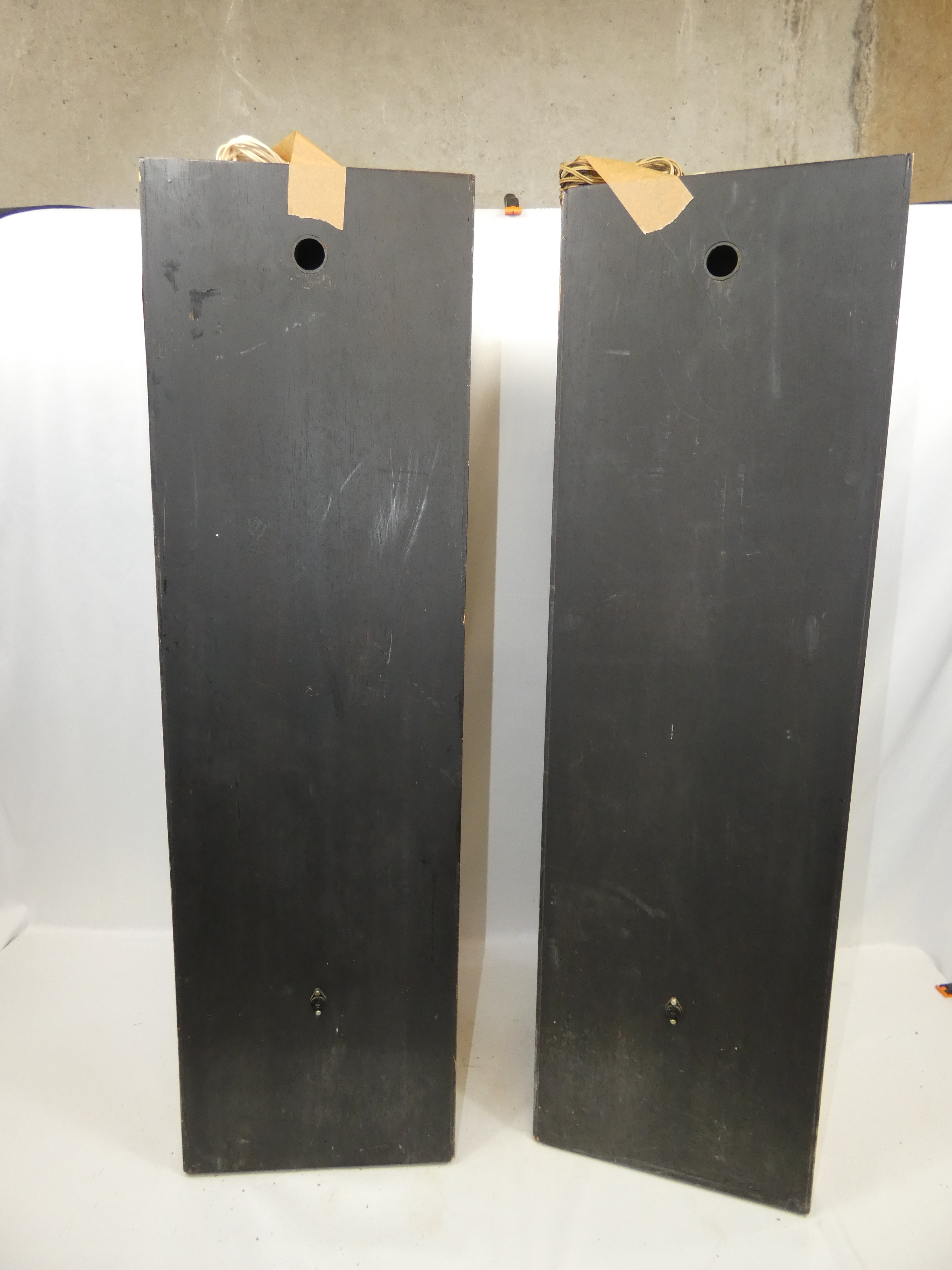 Voir photo 6 de Paire d'enceintes colonne ELIPSON 2 voies avec tweeter à résonateur et boomer 11 cm à restaurer Paire d'enceintes colonne ELIPSON 2 voies avec tweeter à résonateur et boomer 11 cm à restaurer État correct reconditionné photo 6