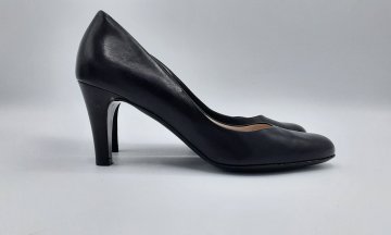 Paire d’escarpin noir en cuir lisse de seconde main - 25,00 € Paire d’escarpin noir en cuir lisse de seconde main reconditionné disponible sur Claquettes Market