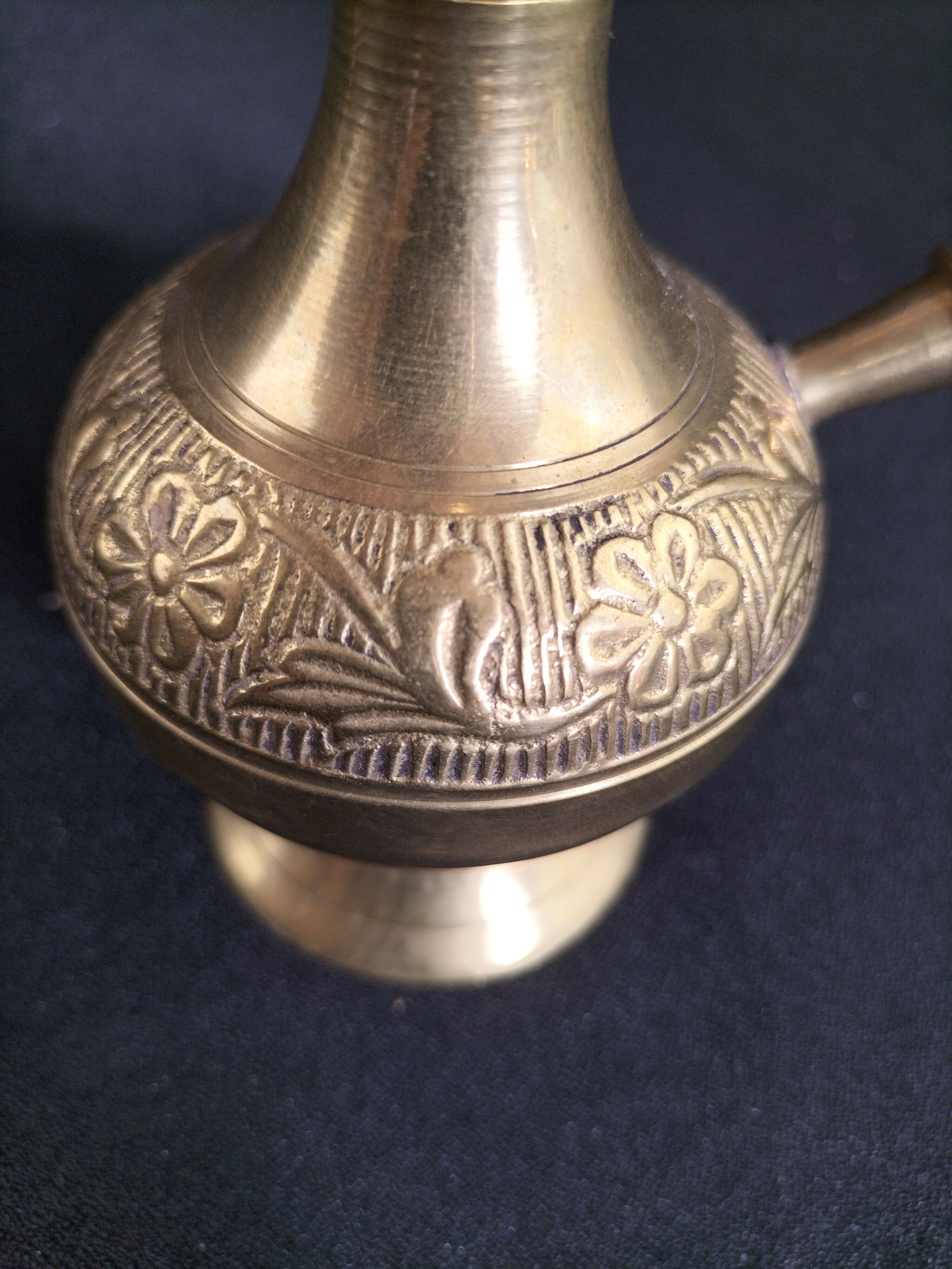 Voir photo 14 de Paire d’objets décoratifs vintage en laiton ciselé – Aiguière orientale et vase soliflore – Esprit maison de famille Paire d’objets décoratifs vintage en laiton ciselé – Aiguière orientale et vase soliflore – Esprit maison de famille reconditionné photo 14