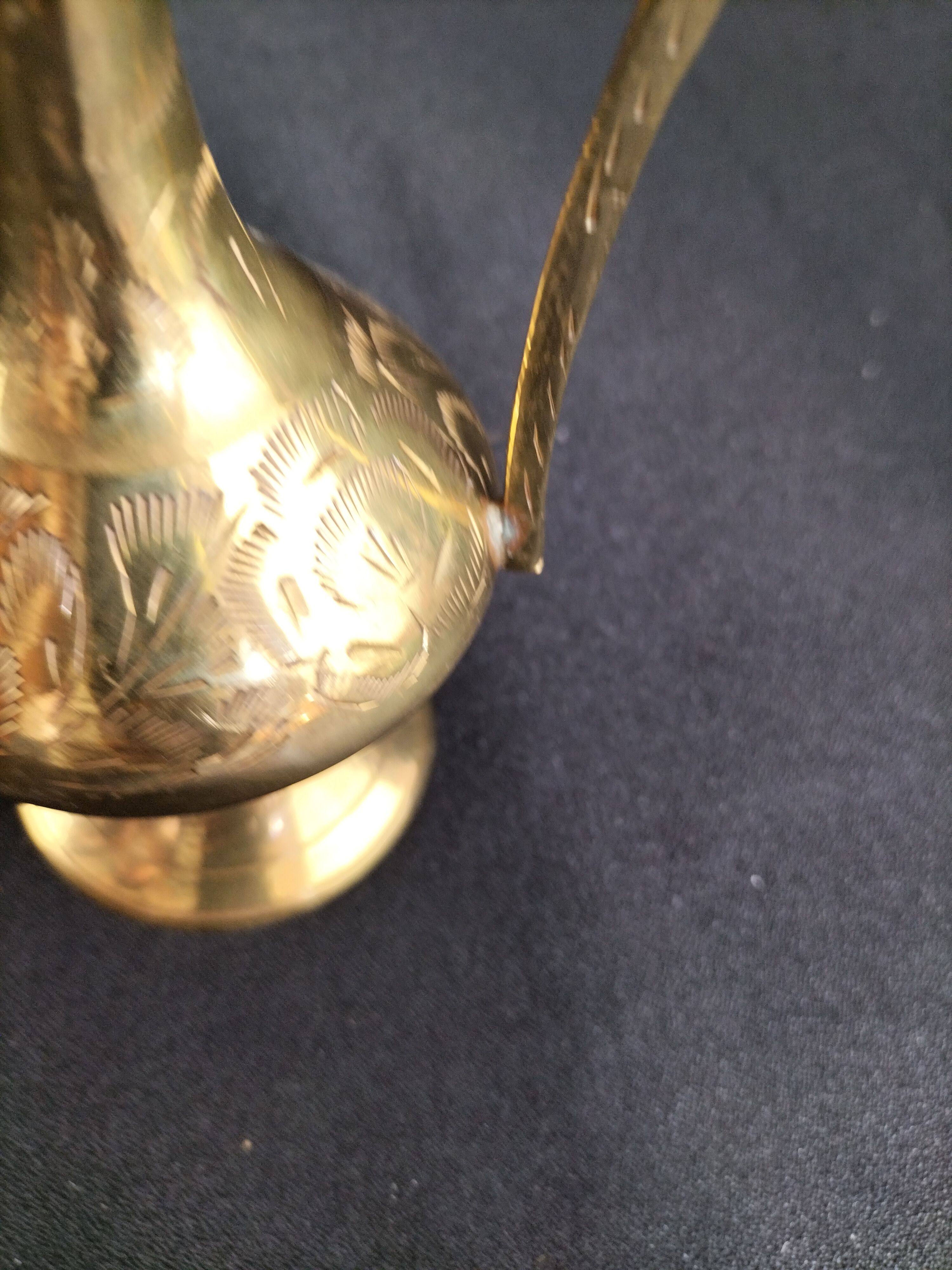Voir photo 15 de Paire d’objets décoratifs vintage en laiton ciselé – Aiguière orientale et vase soliflore – Esprit maison de famille Paire d’objets décoratifs vintage en laiton ciselé – Aiguière orientale et vase soliflore – Esprit maison de famille reconditionné photo 15