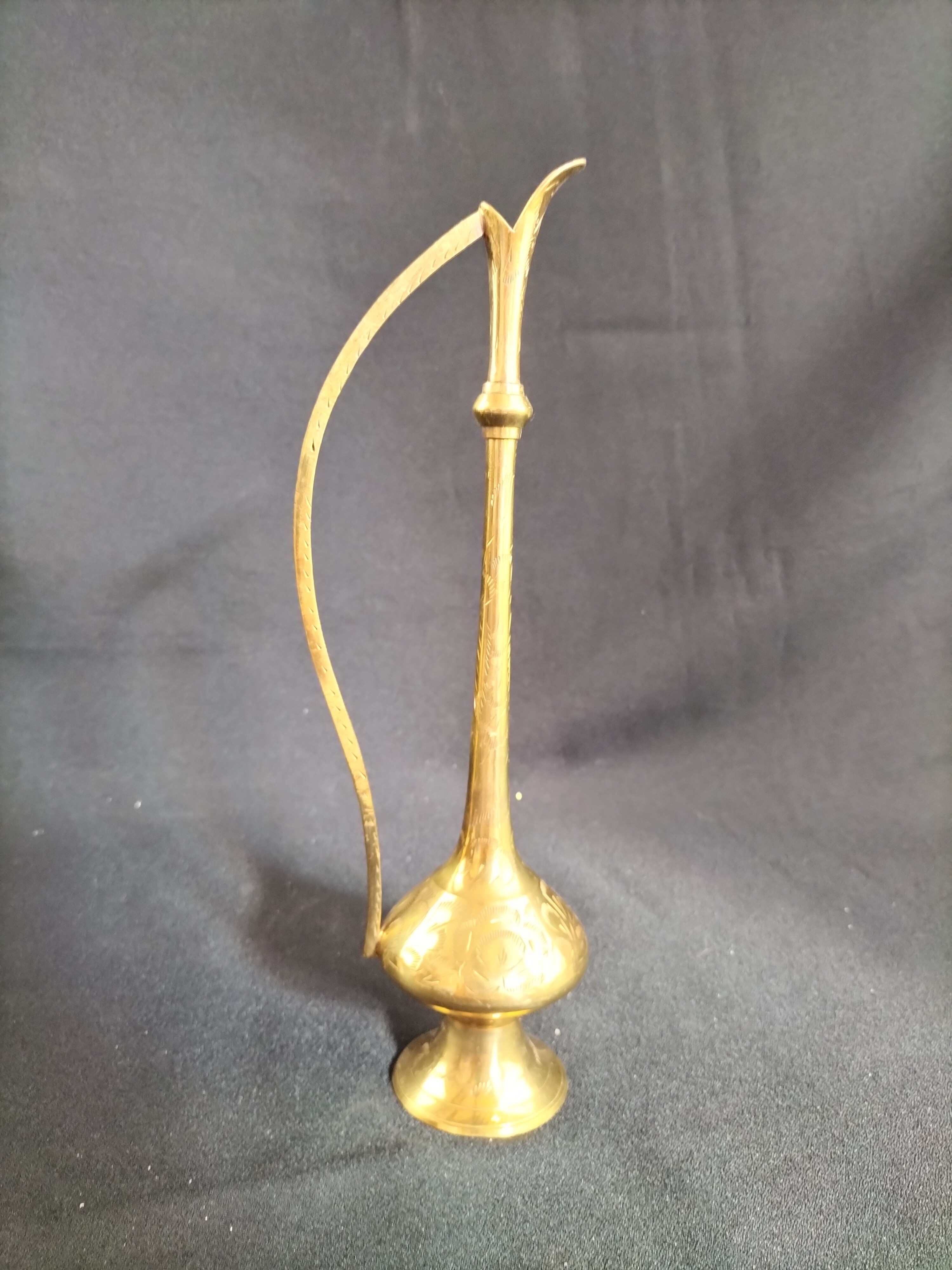 Voir photo 4 de Paire d’objets décoratifs vintage en laiton ciselé – Aiguière orientale et vase soliflore – Esprit maison de famille Paire d’objets décoratifs vintage en laiton ciselé – Aiguière orientale et vase soliflore – Esprit maison de famille reconditionné photo 4