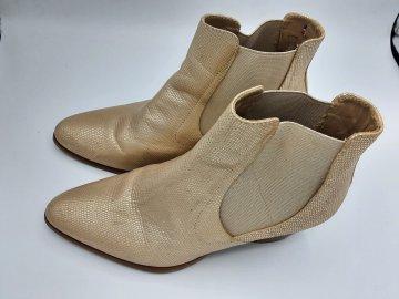 Paire d'occasion Bon état - 65,00 € Paire d'occasion Bon état N/A reconditionné disponible sur Claquettes Market