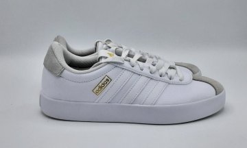 Paire de basket blanche adidas de seconde main Parfait état - 40,00 € Paire de basket blanche adidas de seconde main Parfait état Adidas reconditionné disponible sur Claquettes Market
