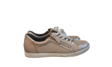 paire de basket de seconde main - 25,00 € paire de basket de seconde main N/A reconditionné disponible sur Claquettes Market