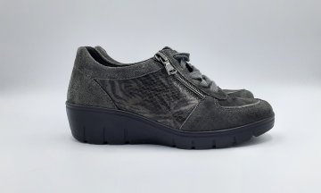 Paire de basket grise cuir de seconde main - 40,00 € Paire de basket grise cuir de seconde main reconditionné disponible sur Claquettes Market