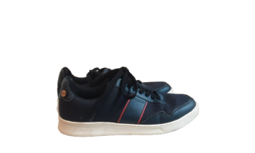 Paire de baskets de seconde main - 20,00 € Paire de baskets de seconde main reconditionné disponible sur Claquettes Market